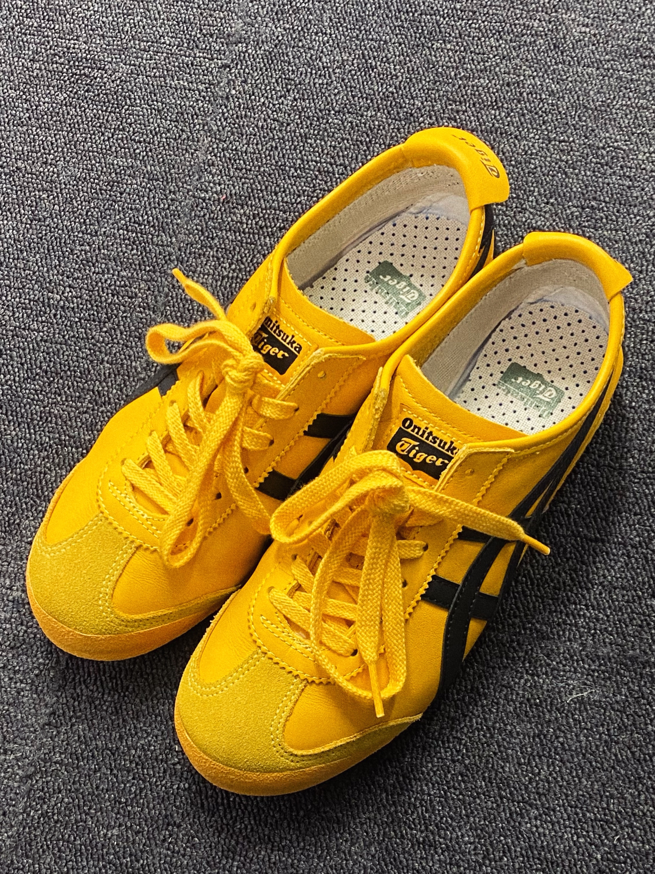 Onitsuka Tiger Mexico 66 Yellow Black 착용 스타일 - 2