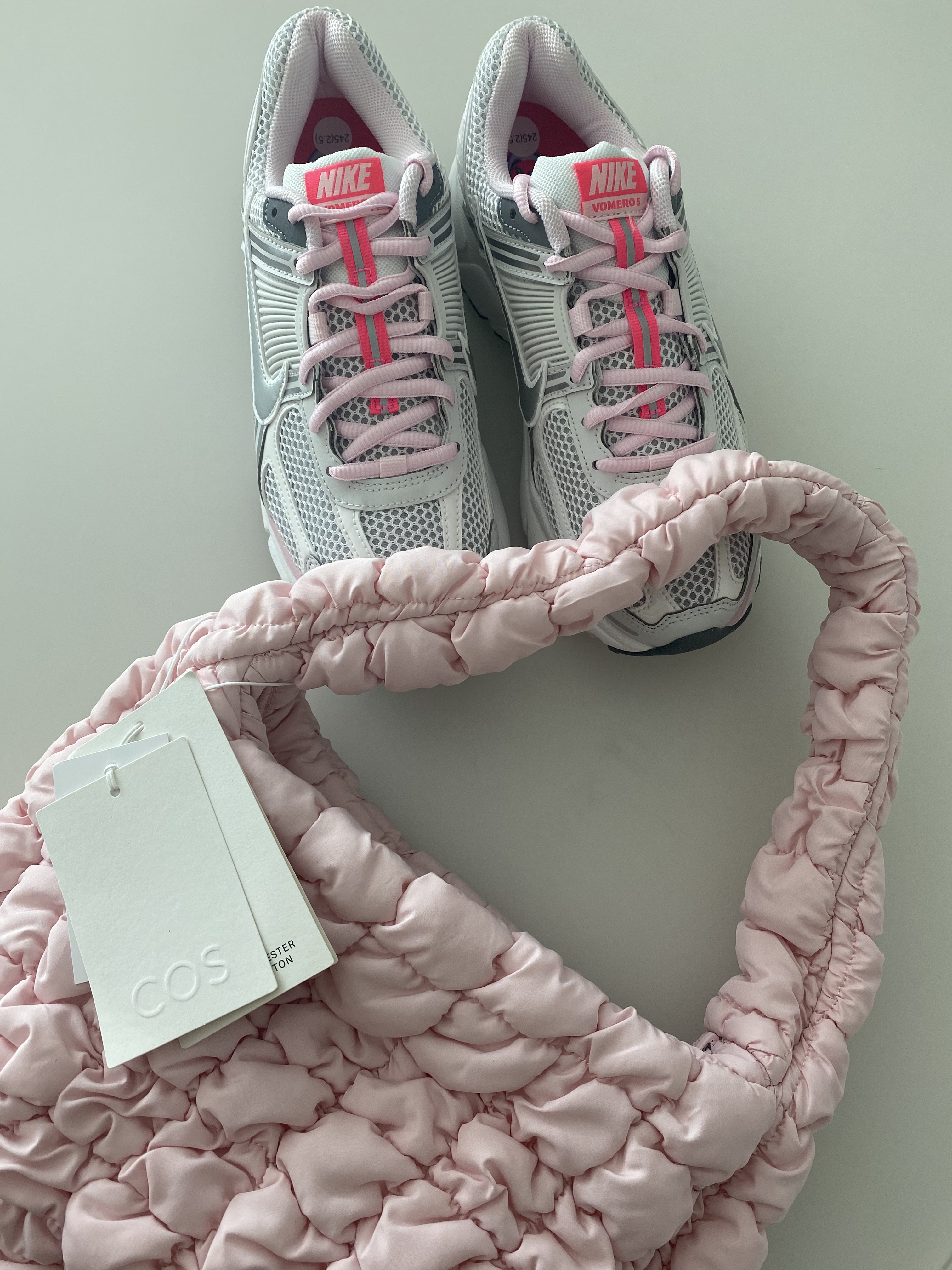 COS Quilted Mini Bag Pink, (W) Nike Zoom Vomero 5 Photon Dust Metallic Silver 착용 스타일
