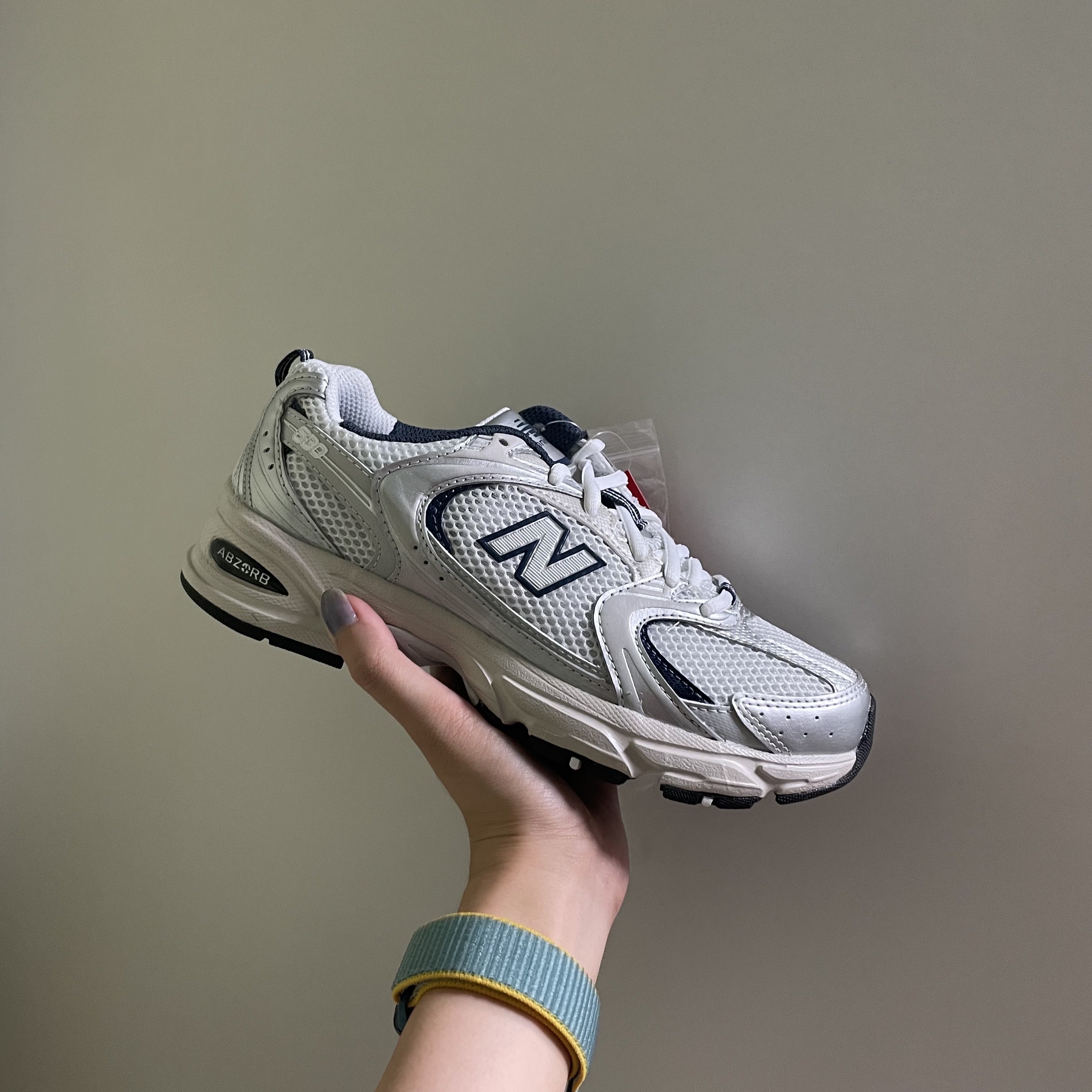 New Balance 530 Steel Grey 착용 스타일 - 1