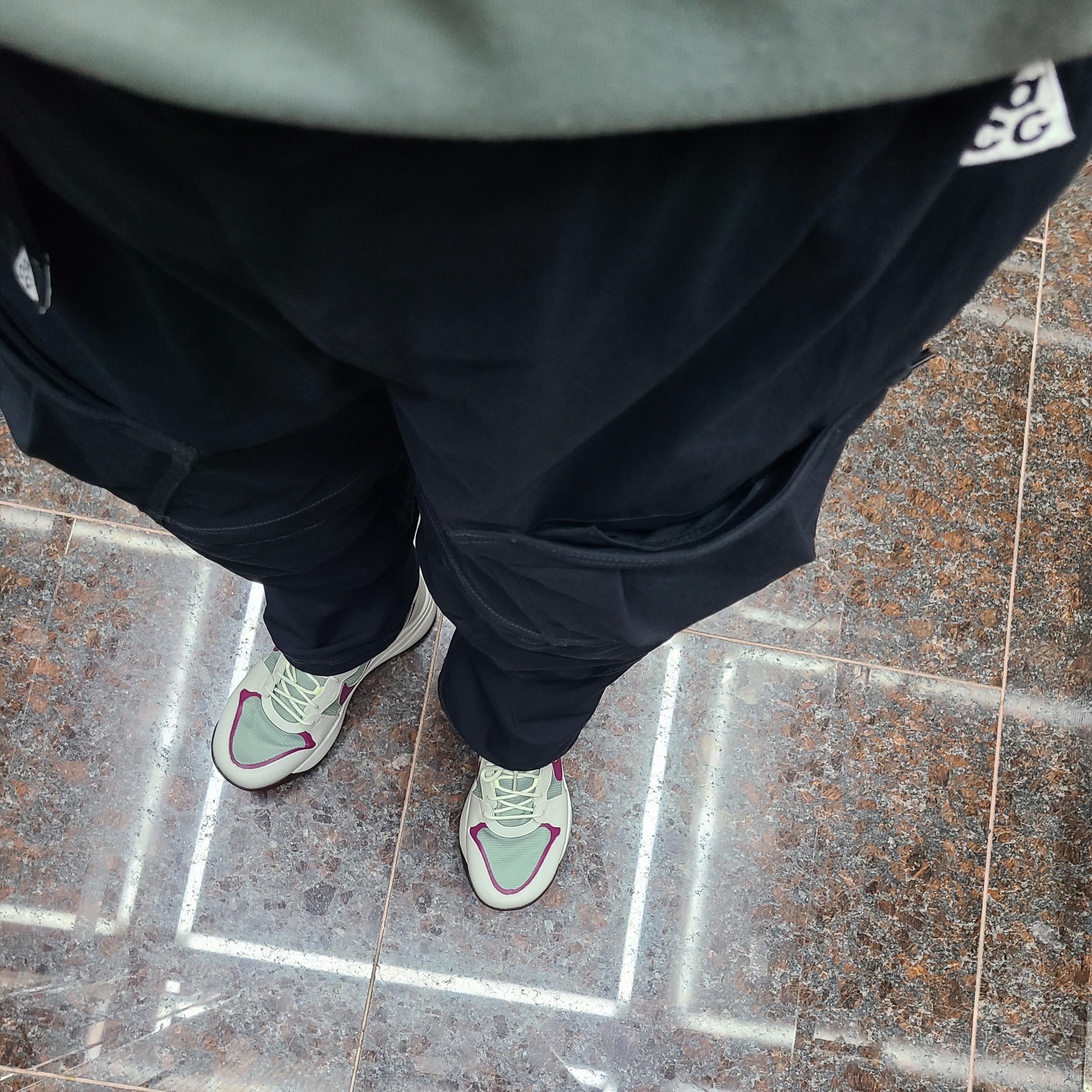Nike ACG Lowcate Mica Green Light Bone, Nike ACG Smith Summit Cargo Pants Black - Asia 착용 스타일 - 4