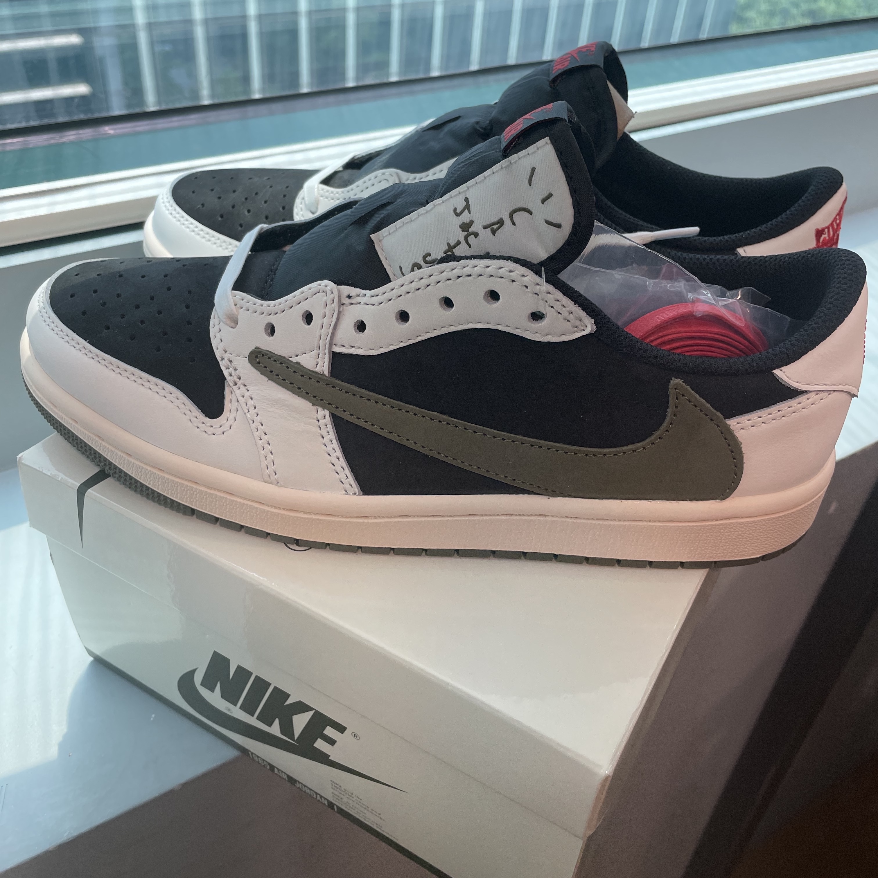 (W) Jordan 1 x Travis Scott Retro Low OG SP Medium Olive 착용 스타일 - 1