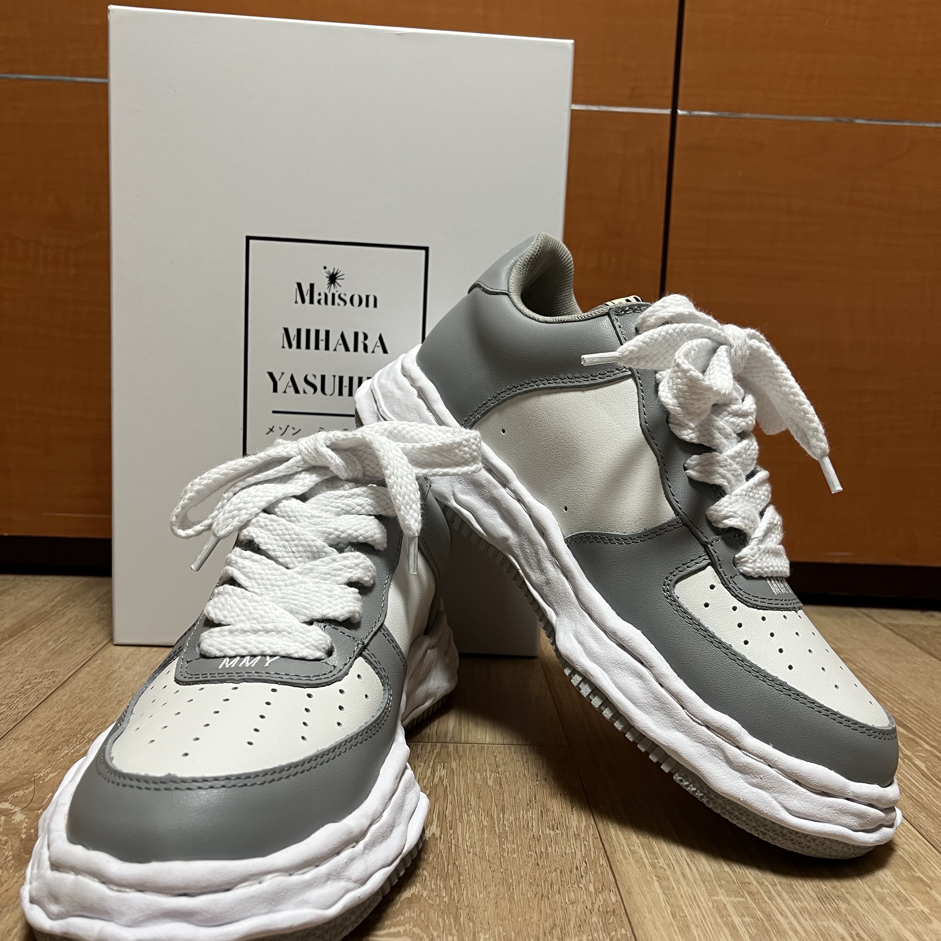 Maison Mihara Yasuhiro Wayne OG Sole Leather Low-top Sneakers Gray White 착용 스타일 - 1