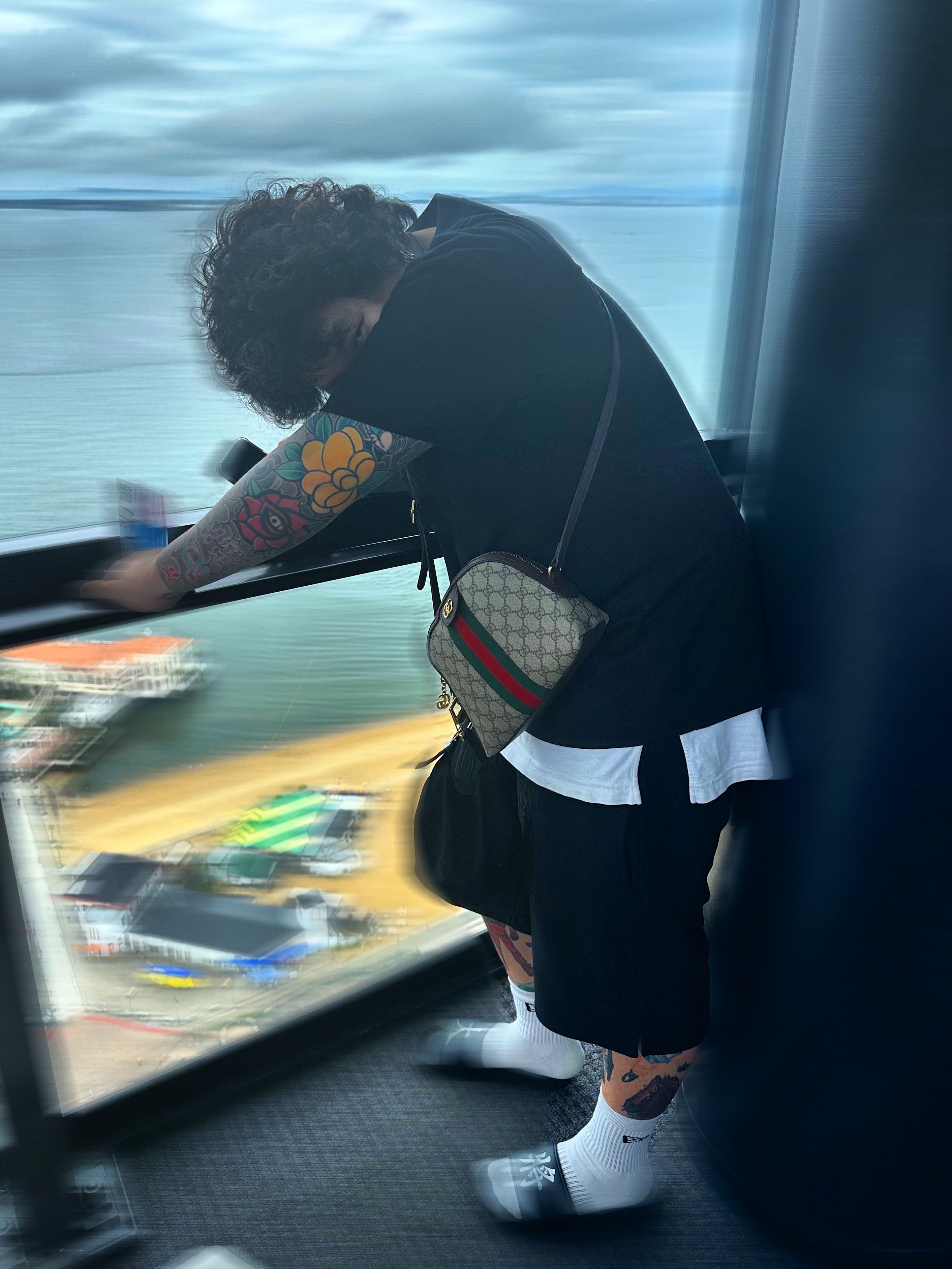 Gucci Ophidia GG Shoulder Bag Beige Ebony, [KREAM 단독] Won Chaser New Money T-Shirts Black 착용 스타일