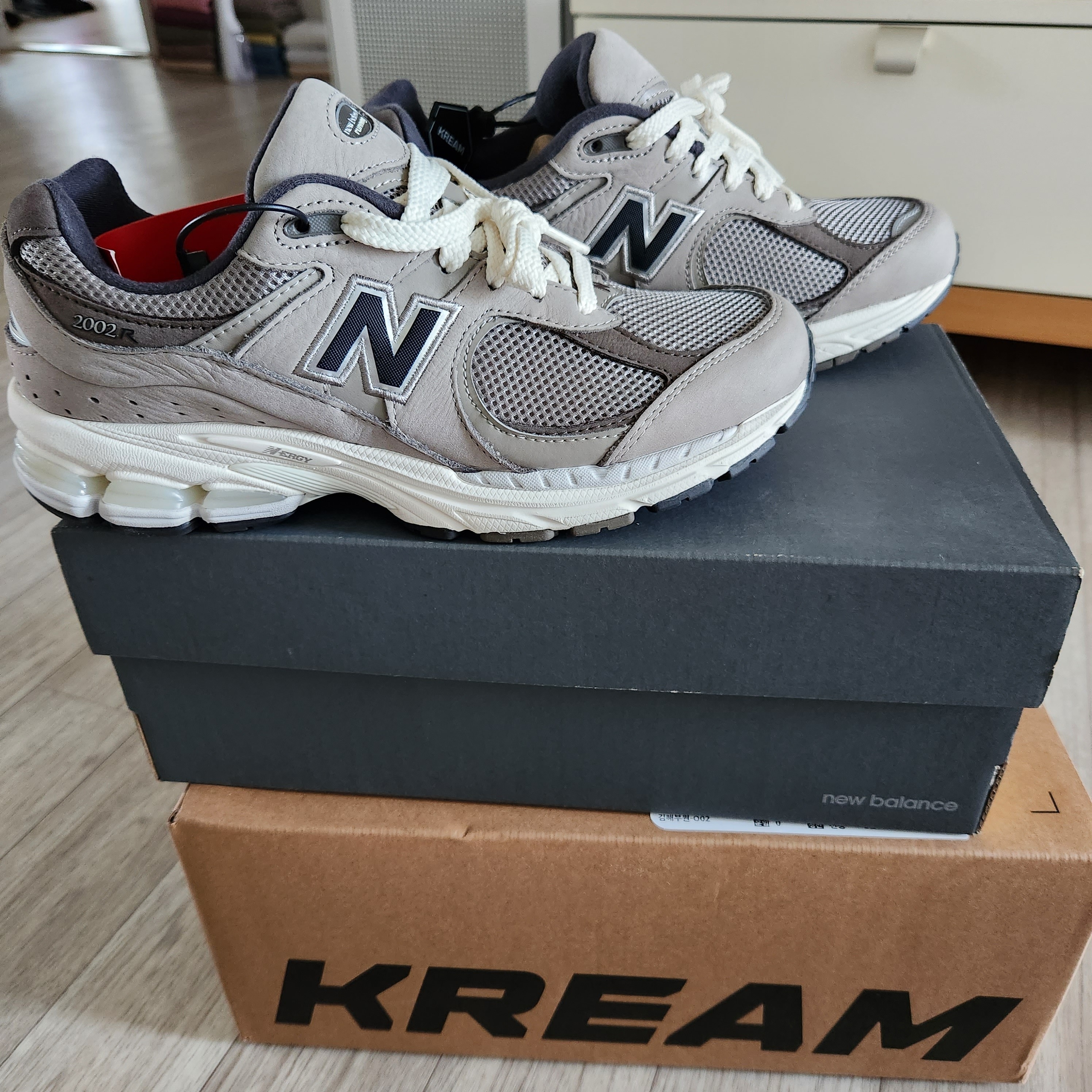 New Balance 2002 Warm Alpaca 착용 스타일