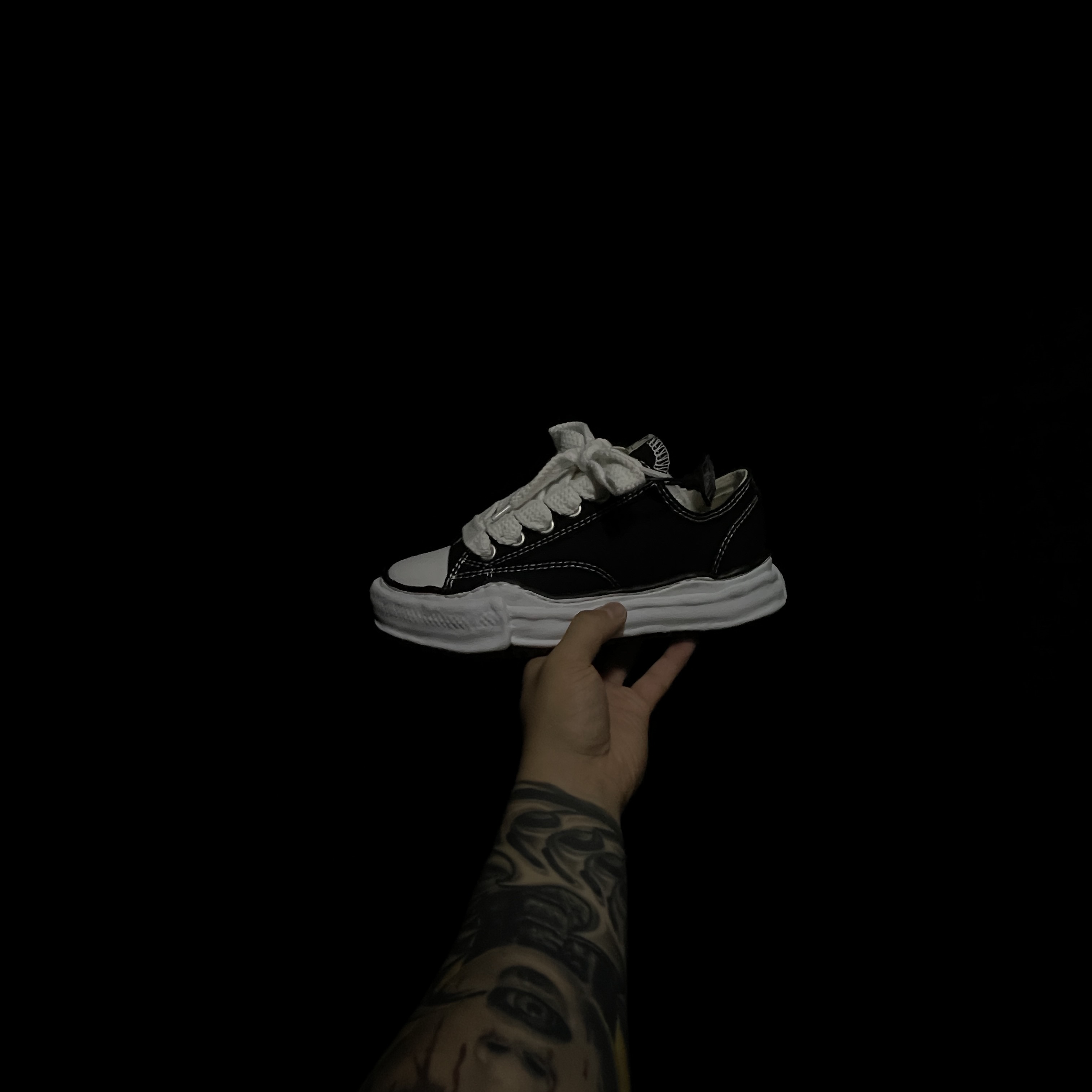 Maison Mihara Yasuhiro Peterson OG Sole Canvas Low Sneakers Black 착용 스타일 - 1