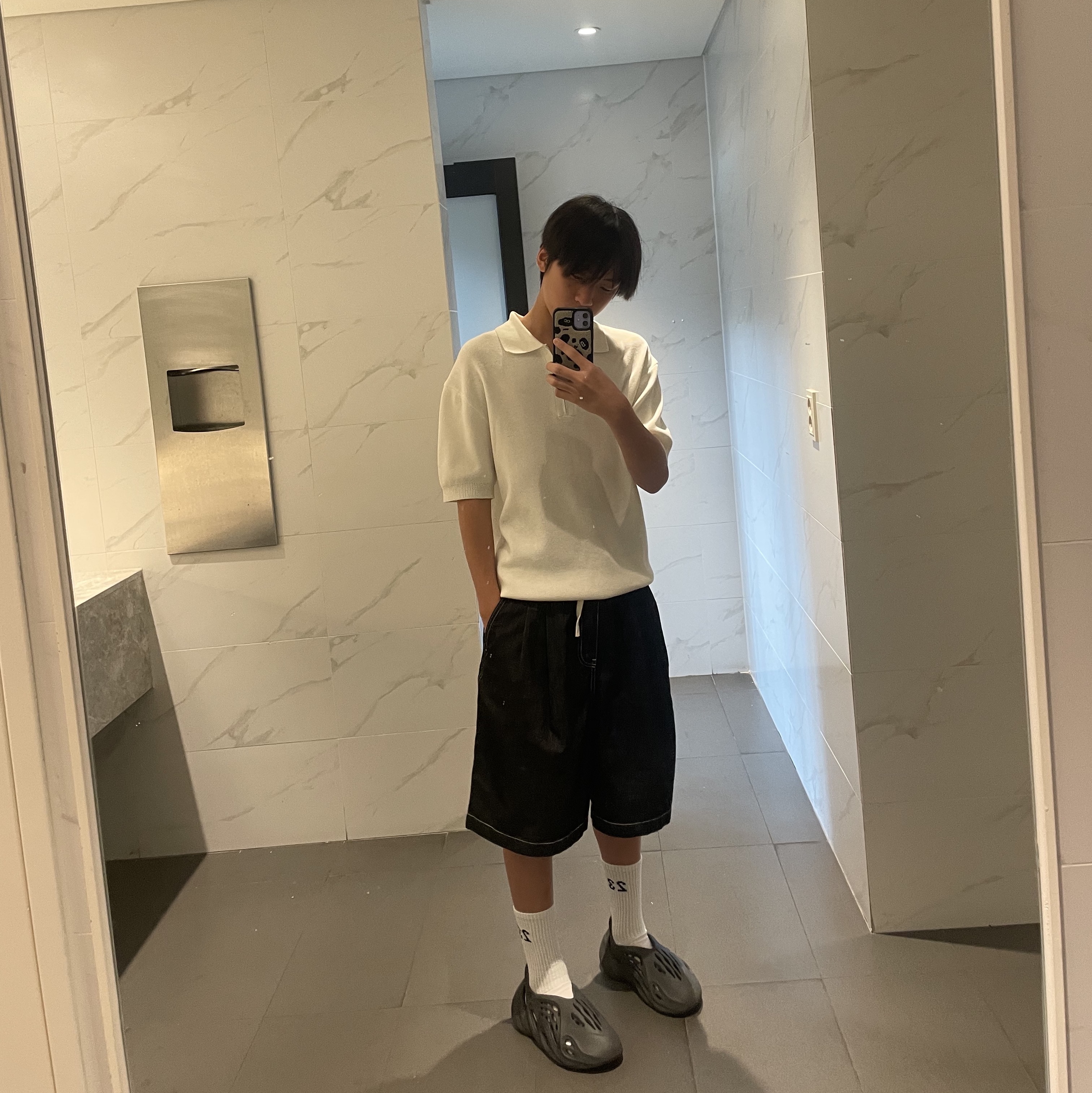 Adidas Yeezy Foam RNNR Onyx 착용 스타일 - 1