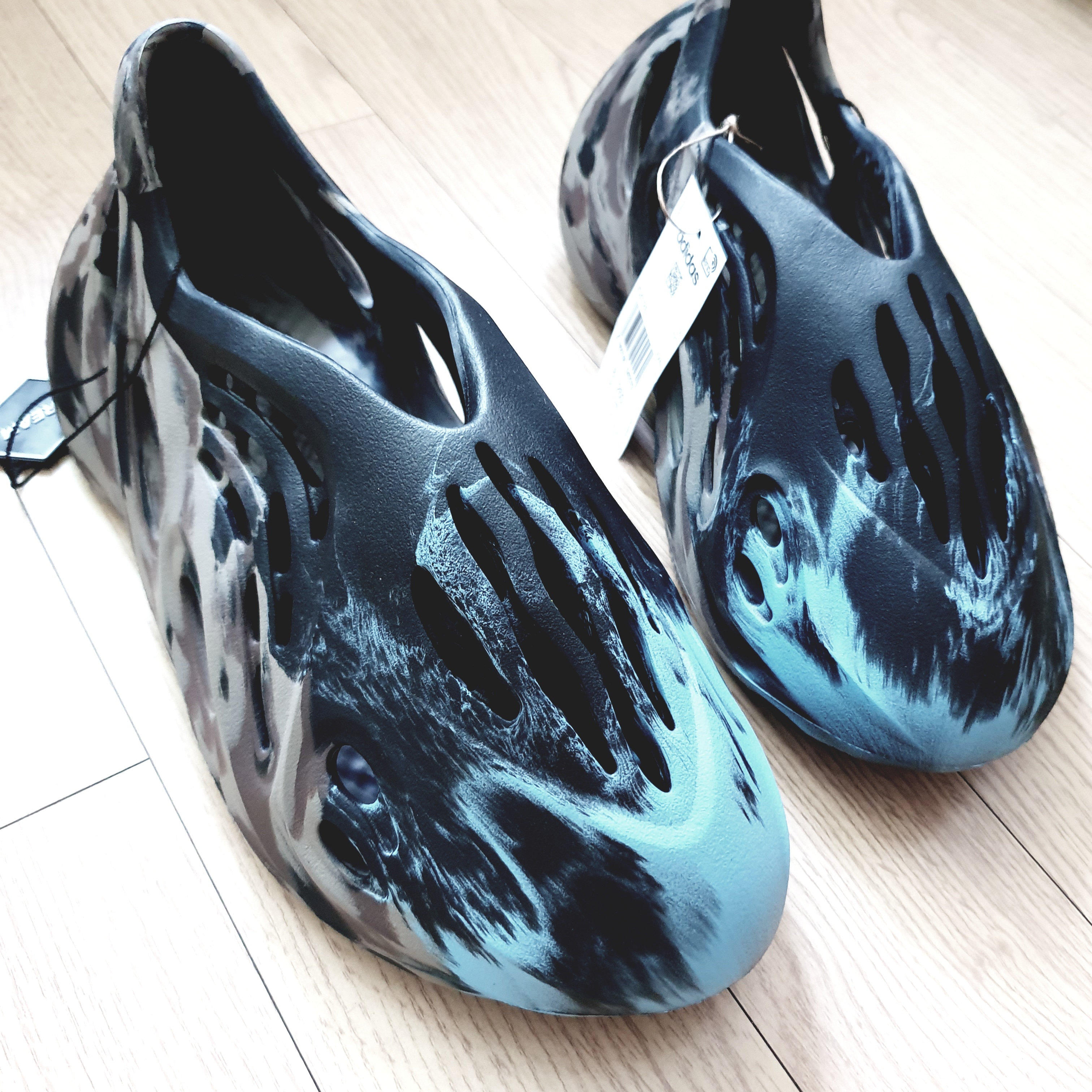 Adidas Yeezy Foam RNNR MX Cinder 착용 스타일