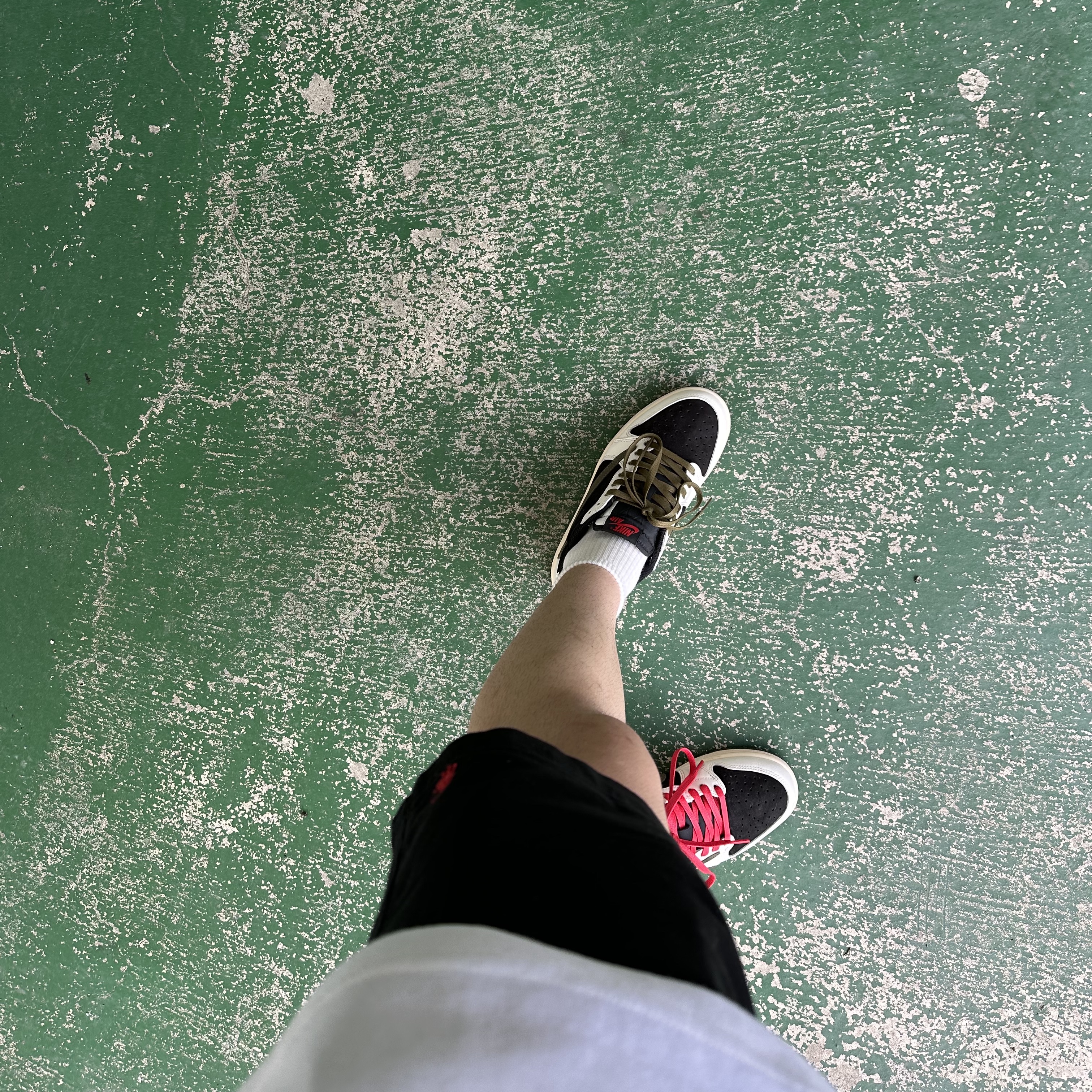 (W) Jordan 1 x Travis Scott Retro Low OG SP Medium Olive, IAB Studio T-Shirt White Light Green 착용 스타일