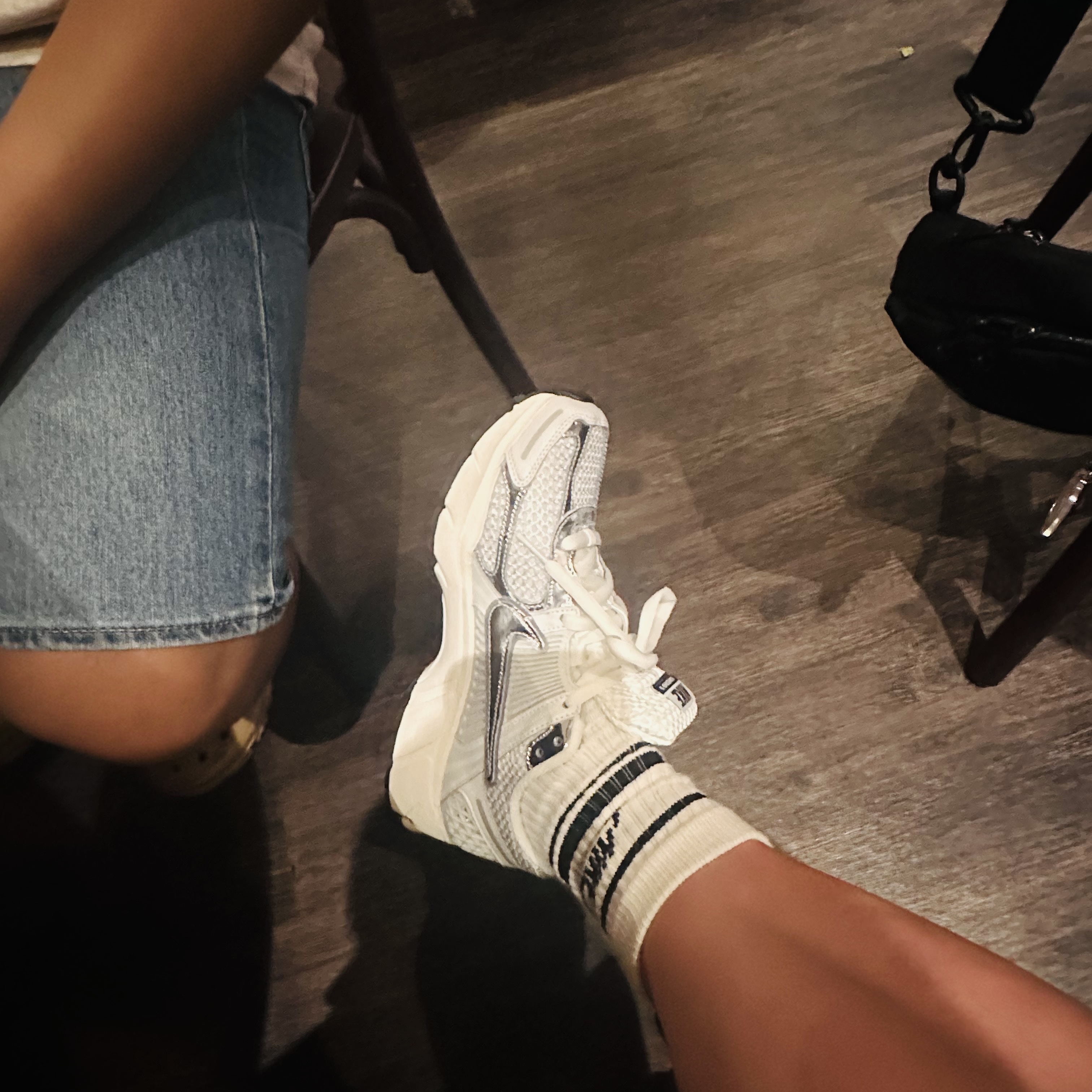 (W) Nike Zoom Vomero 5 Photon Dust and Metallic Silver 착용 스타일 - 2