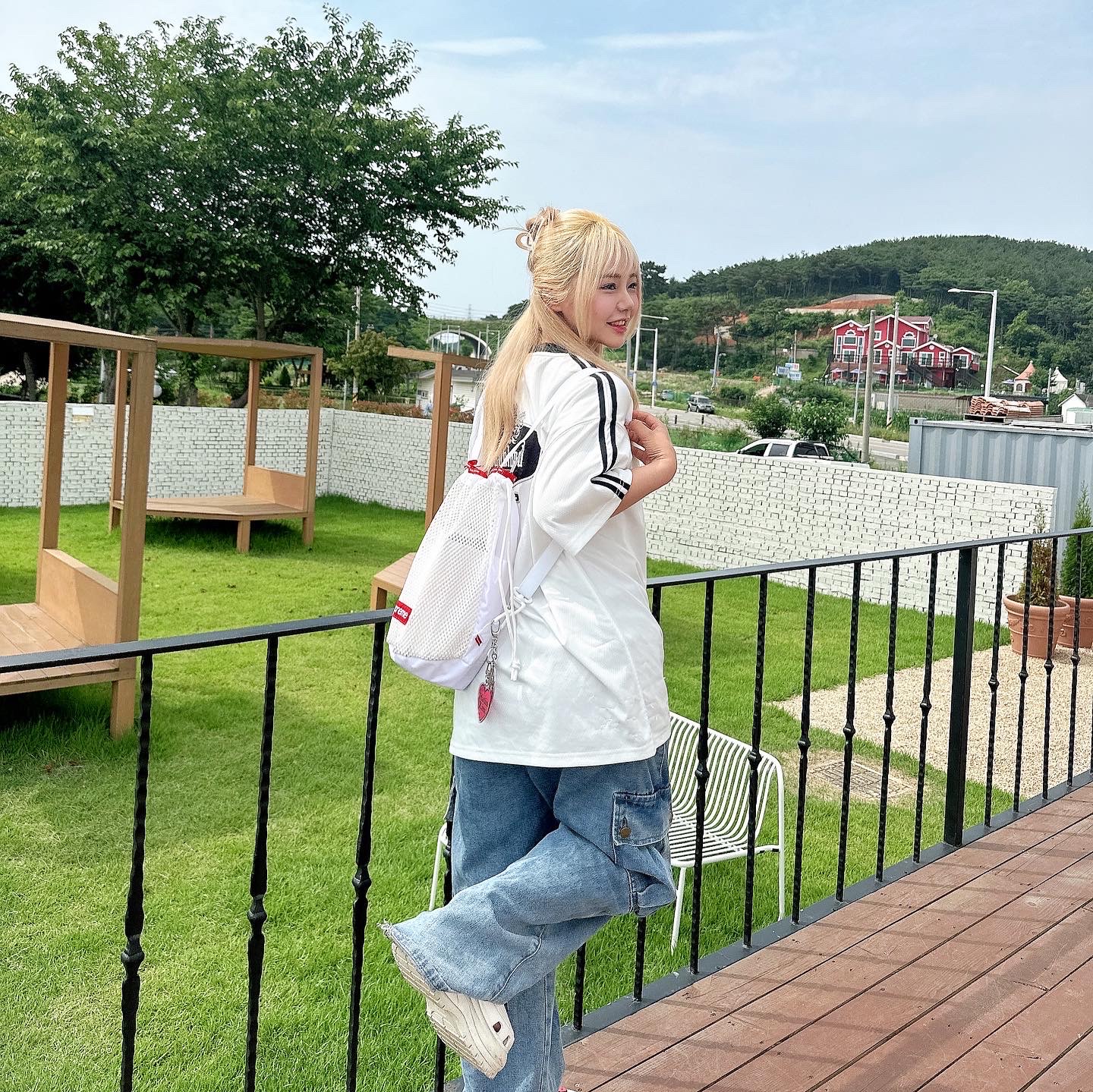 Supreme Mesh Small Backpack White - 23SS, Crocs Classic Crush Clog White 착용 스타일 - 2
