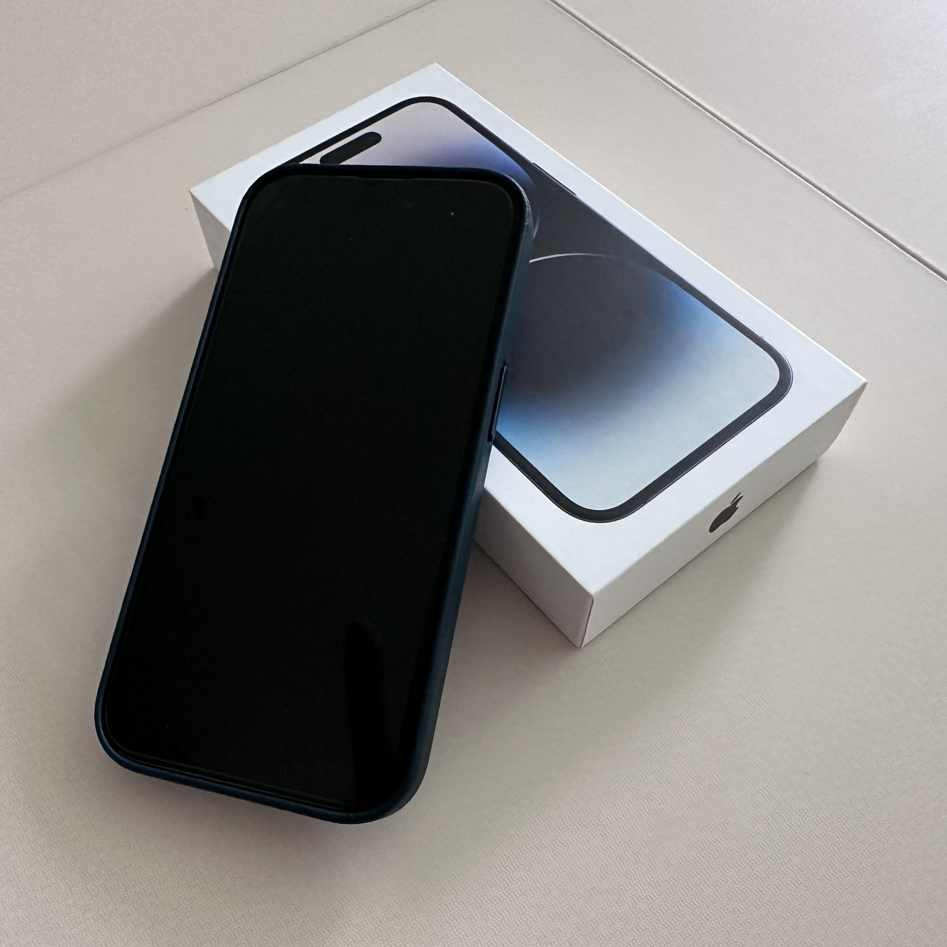Apple iPhone 14 Pro 256GB Space Black (Korean Ver.) 착용 스타일 - 1