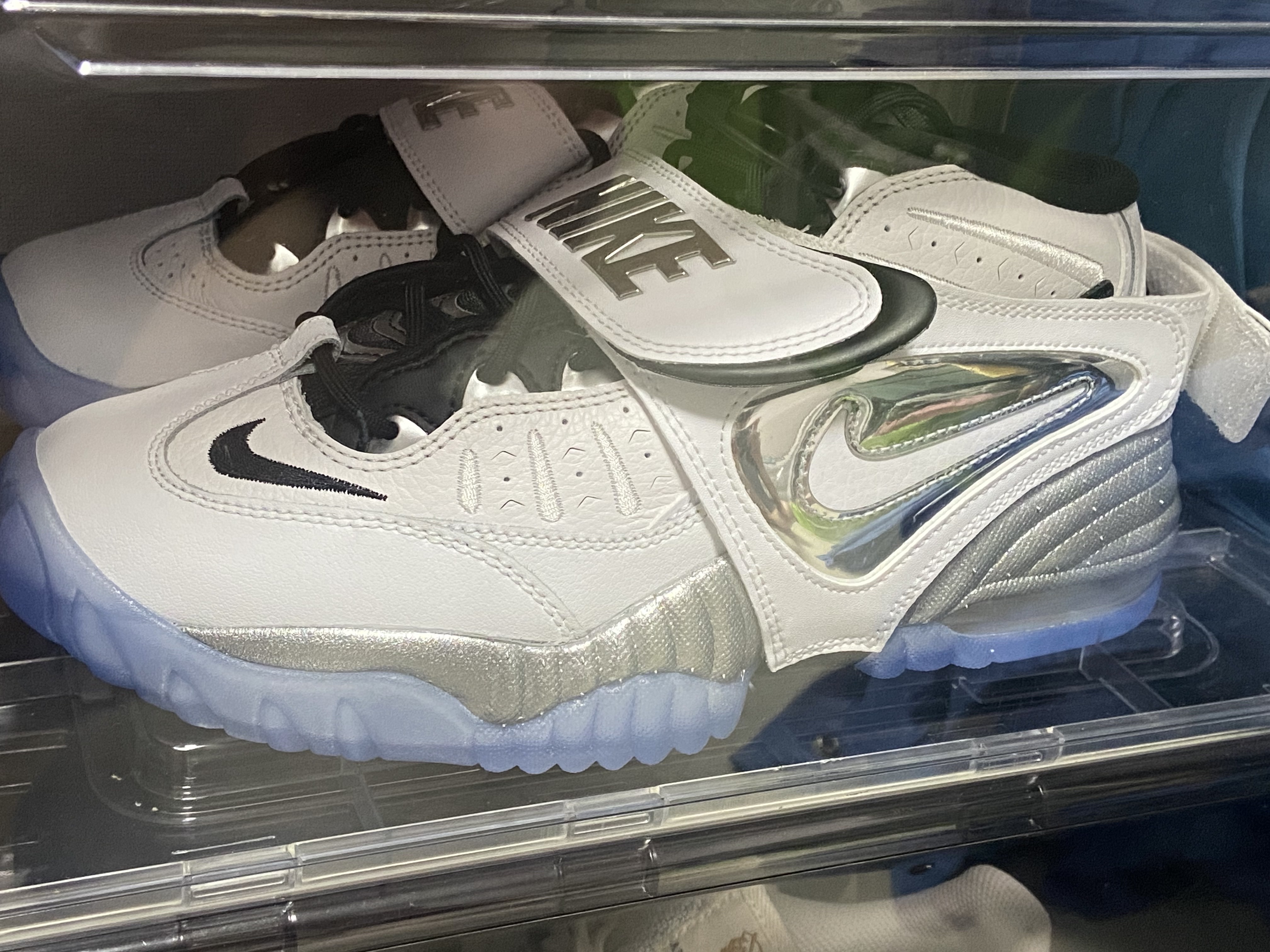 (W) Nike Air Adjust Force 2023 Vast Grey and Metallic Silver 착용 스타일