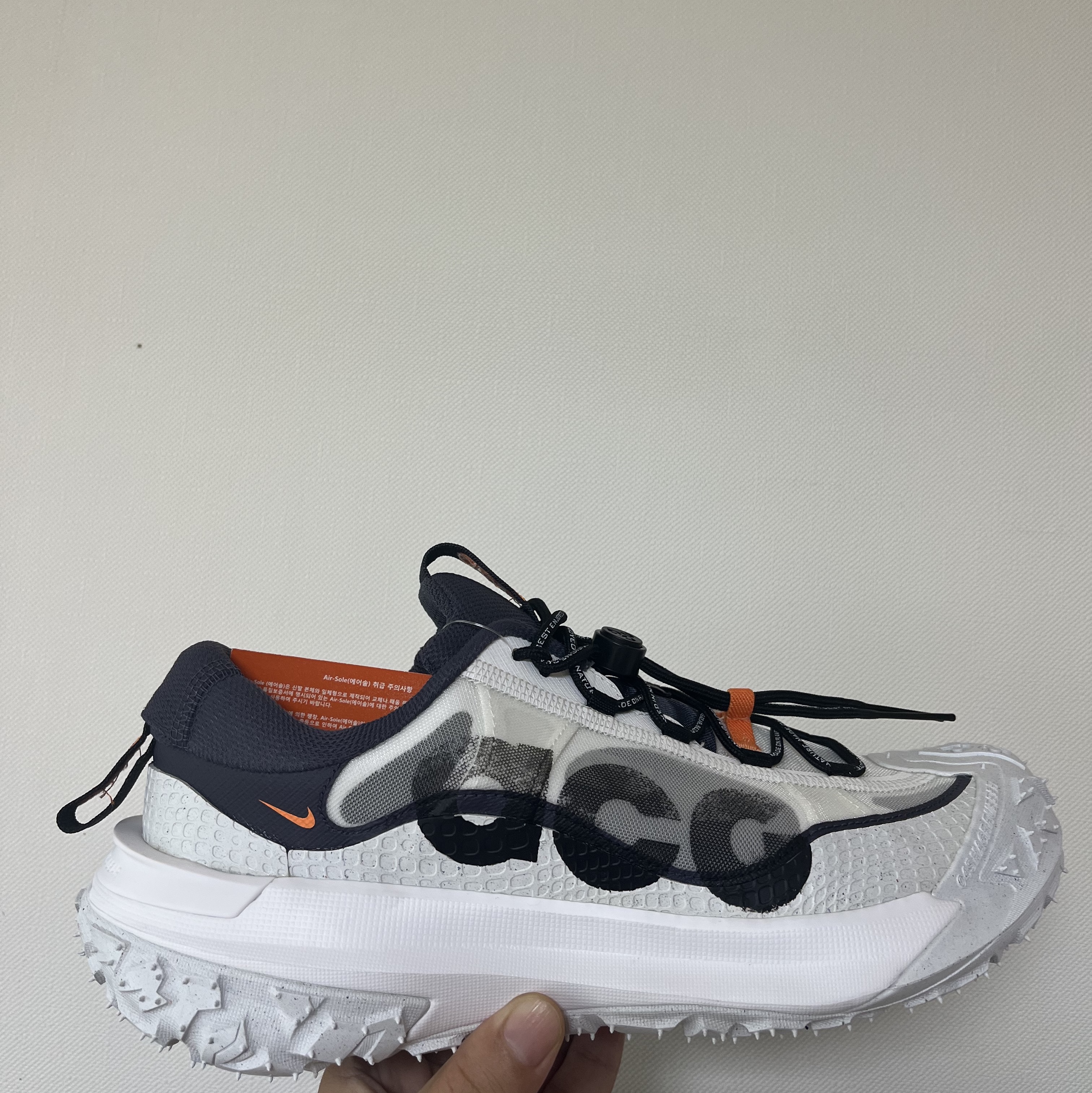 Nike ACG Mountain Fly 2 Low Summit White and Bright Mandarin 착용 스타일 - 1