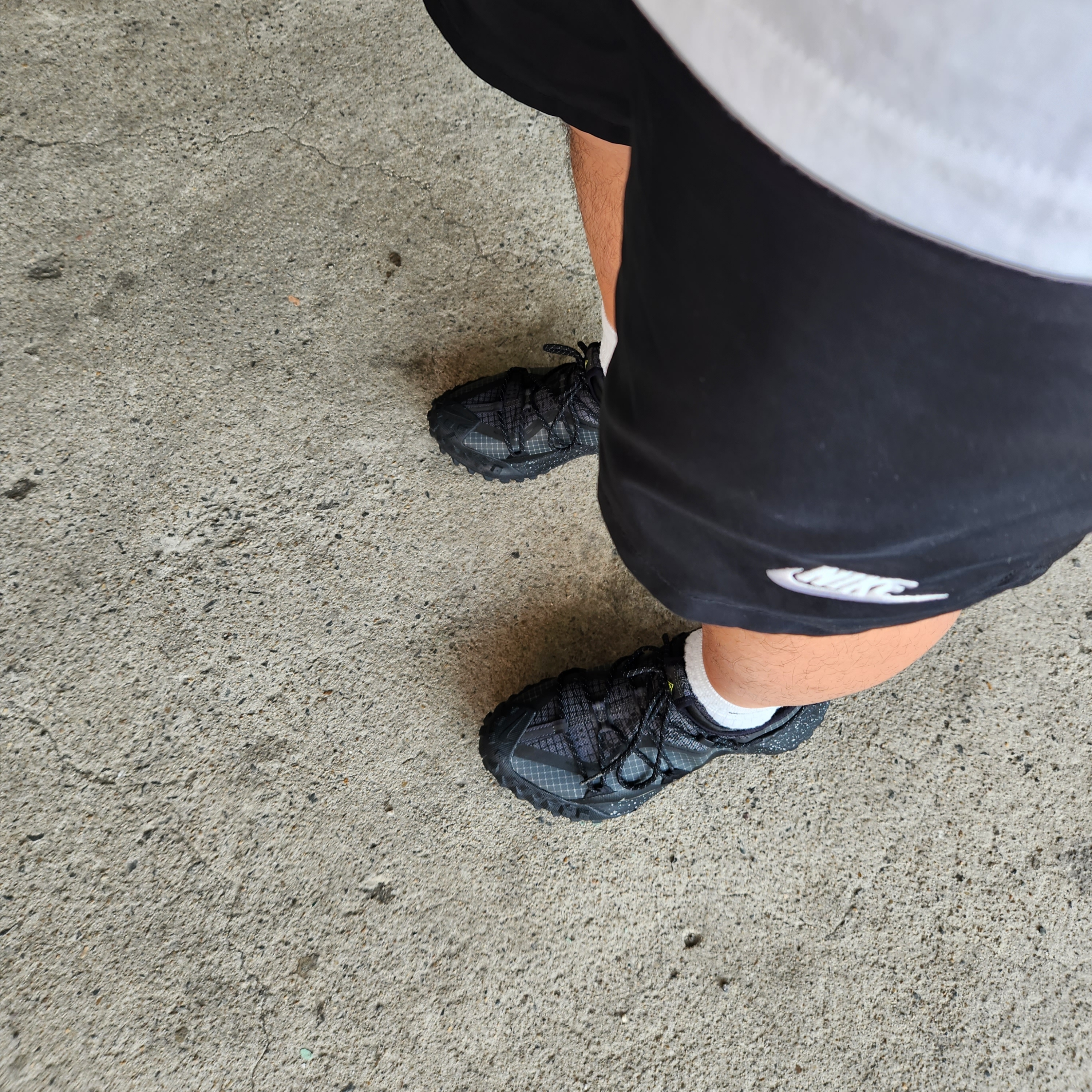Nike ACG Mountain Fly Low Gore-Tex SE Dark Smoke Grey 착용 스타일 - 1