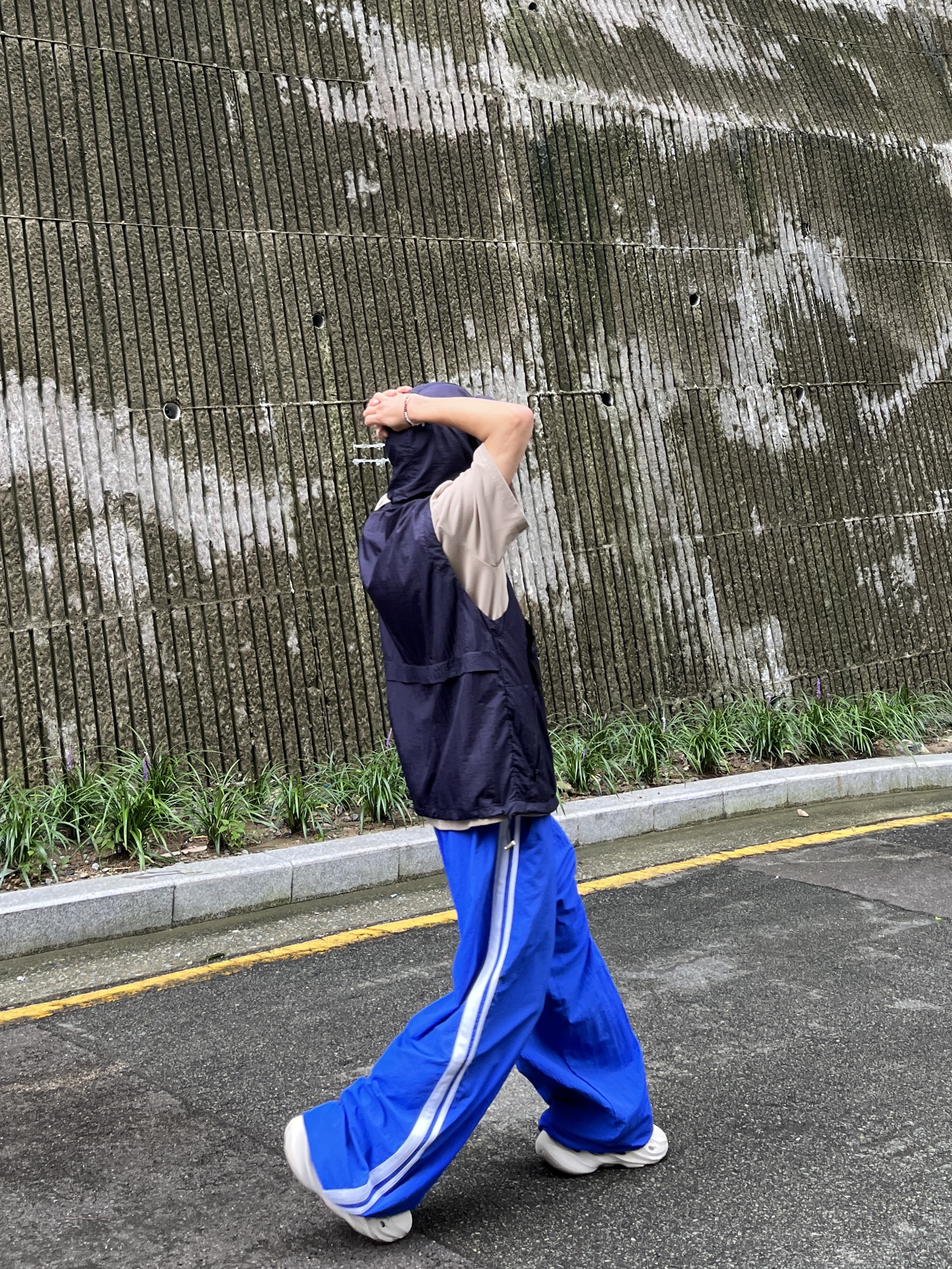 (W) Mischief Rhombus Running Cap White, Adidas Yeezy Foam RNNR Sand 착용 스타일 - 2