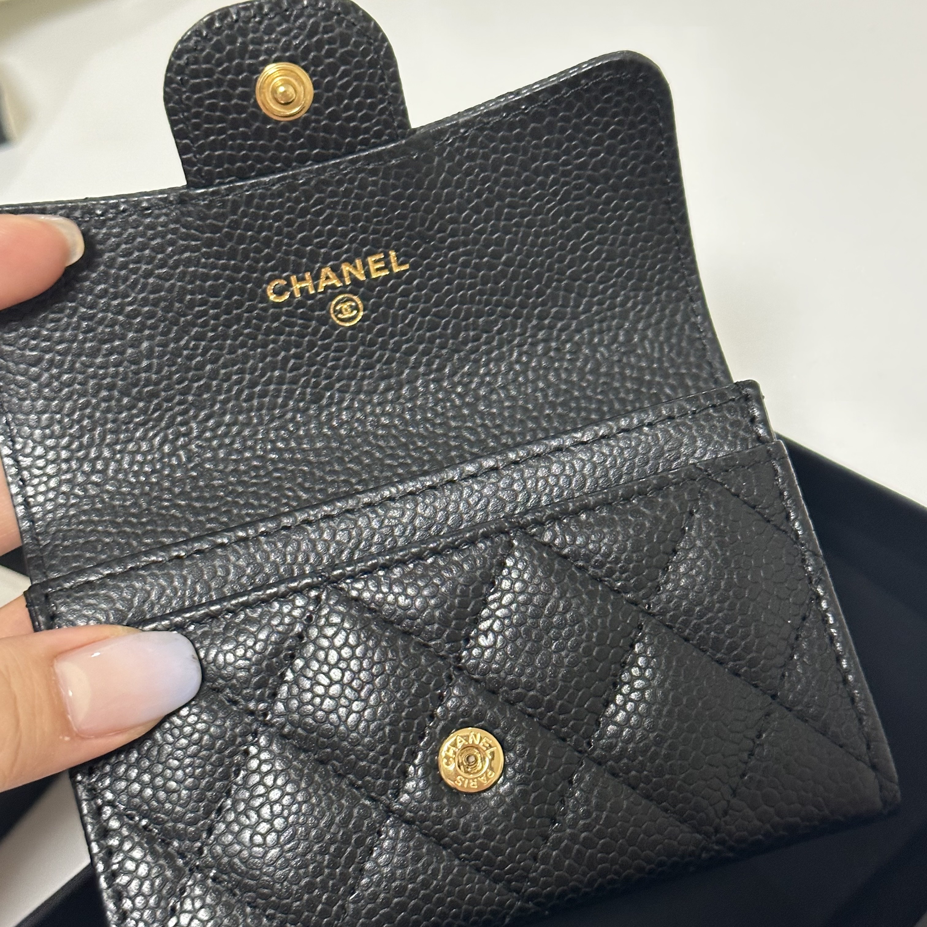 Chanel Classic Card Holder Grained Calfskin & Gold Black 착용 스타일 - 2