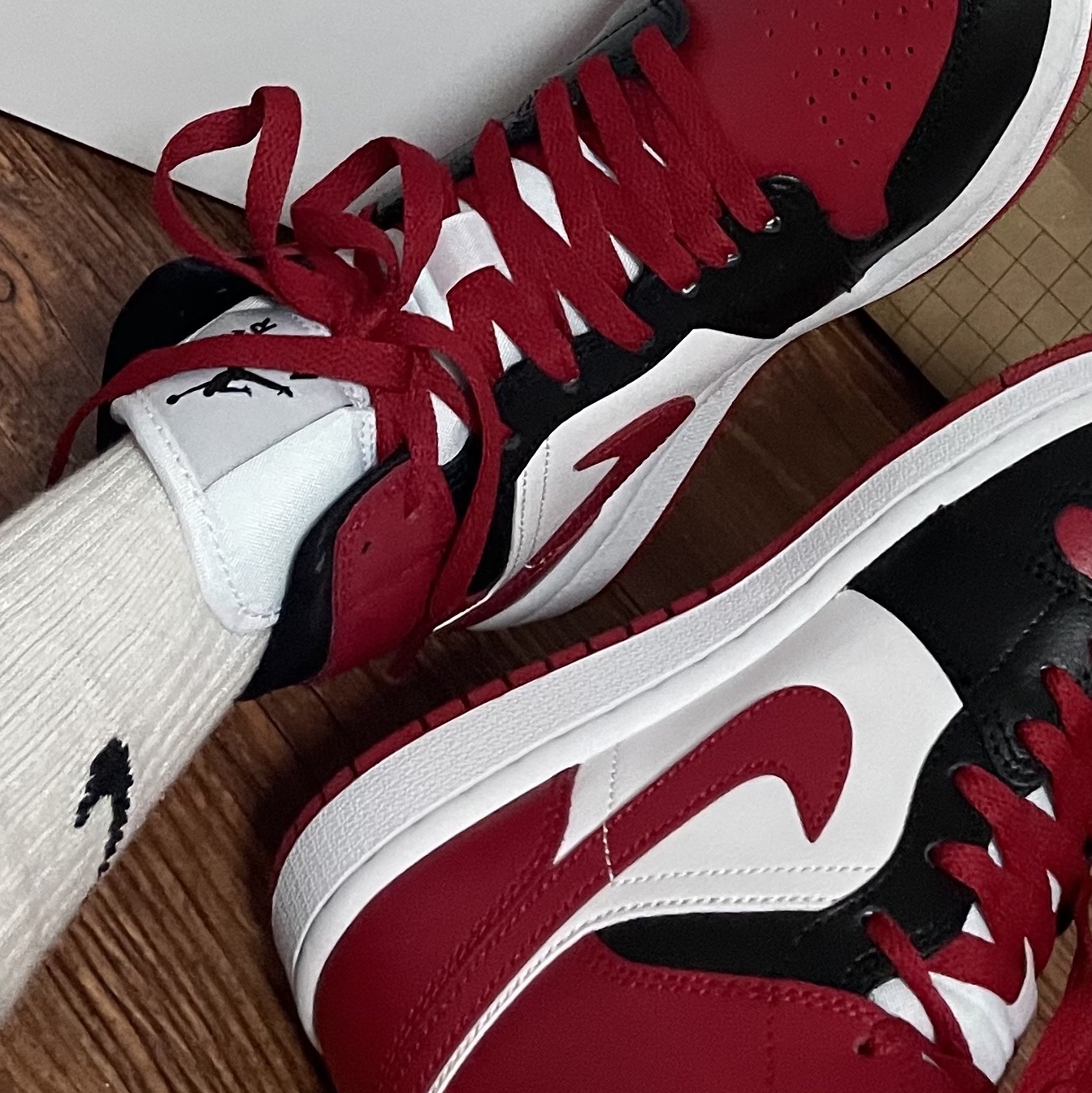 (W) Jordan 1 Mid Black and Gym Red 착용 스타일 - 1