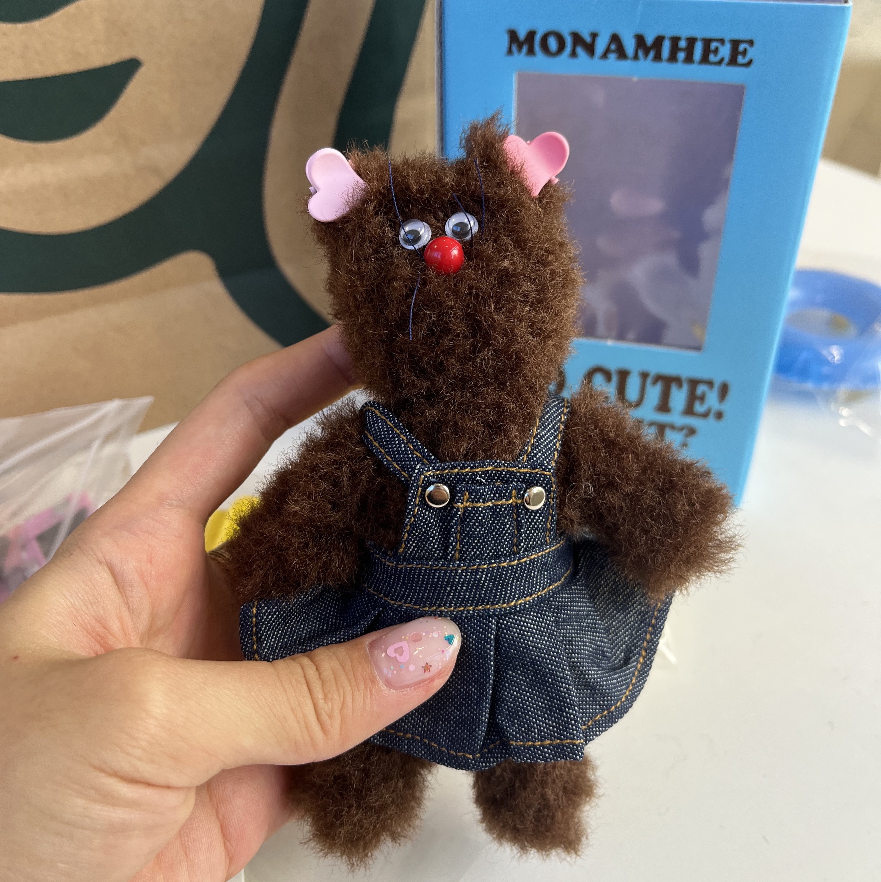 Monamhee Bred Keyring with Pink Pants Brown, Monamhee Beulpingi Keyring with White Pants Black 착용 스타일 - 2