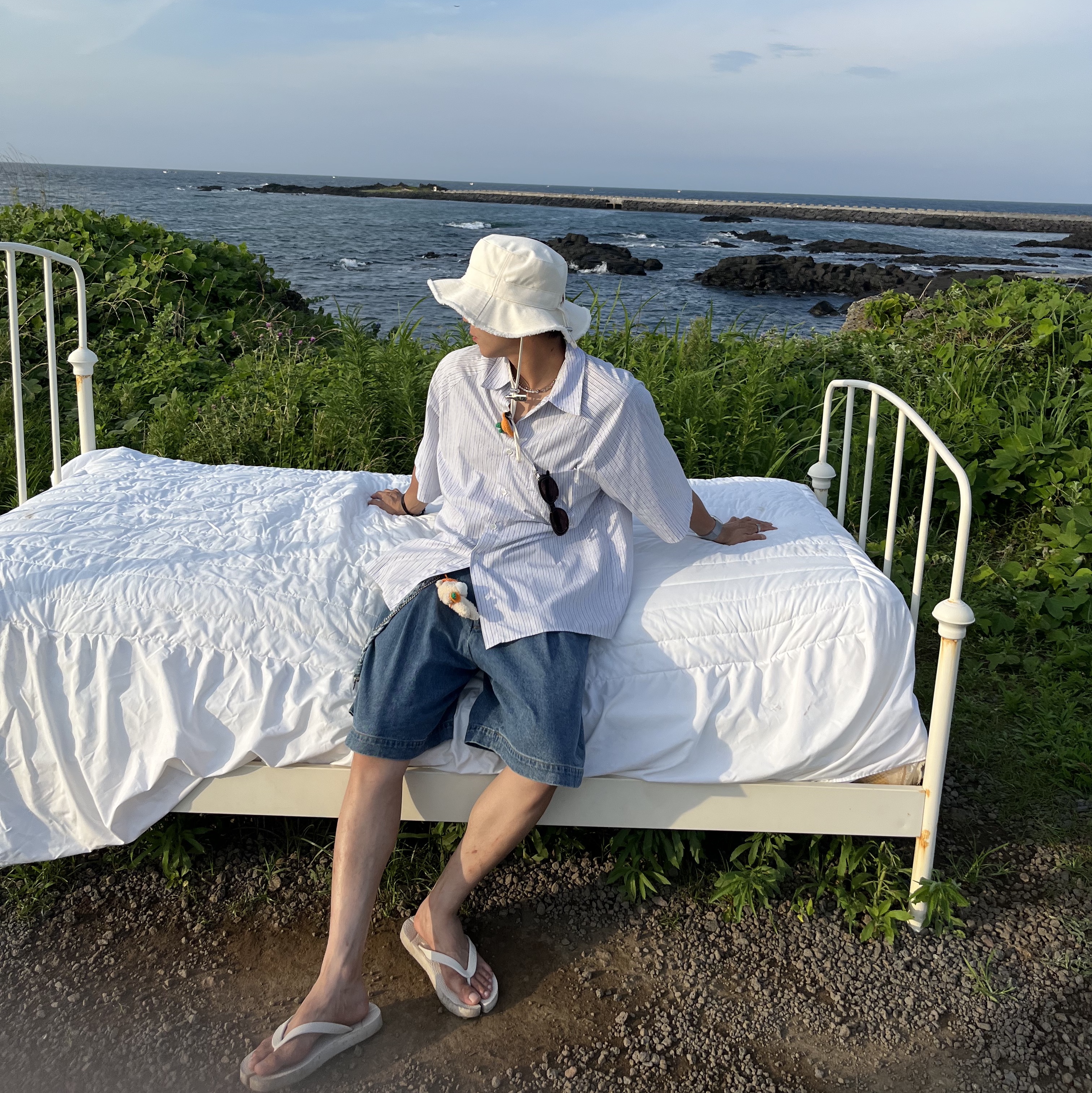 Jacquemus Le Bob Artichaut Bucket Hat Off White 착용 스타일 - 1