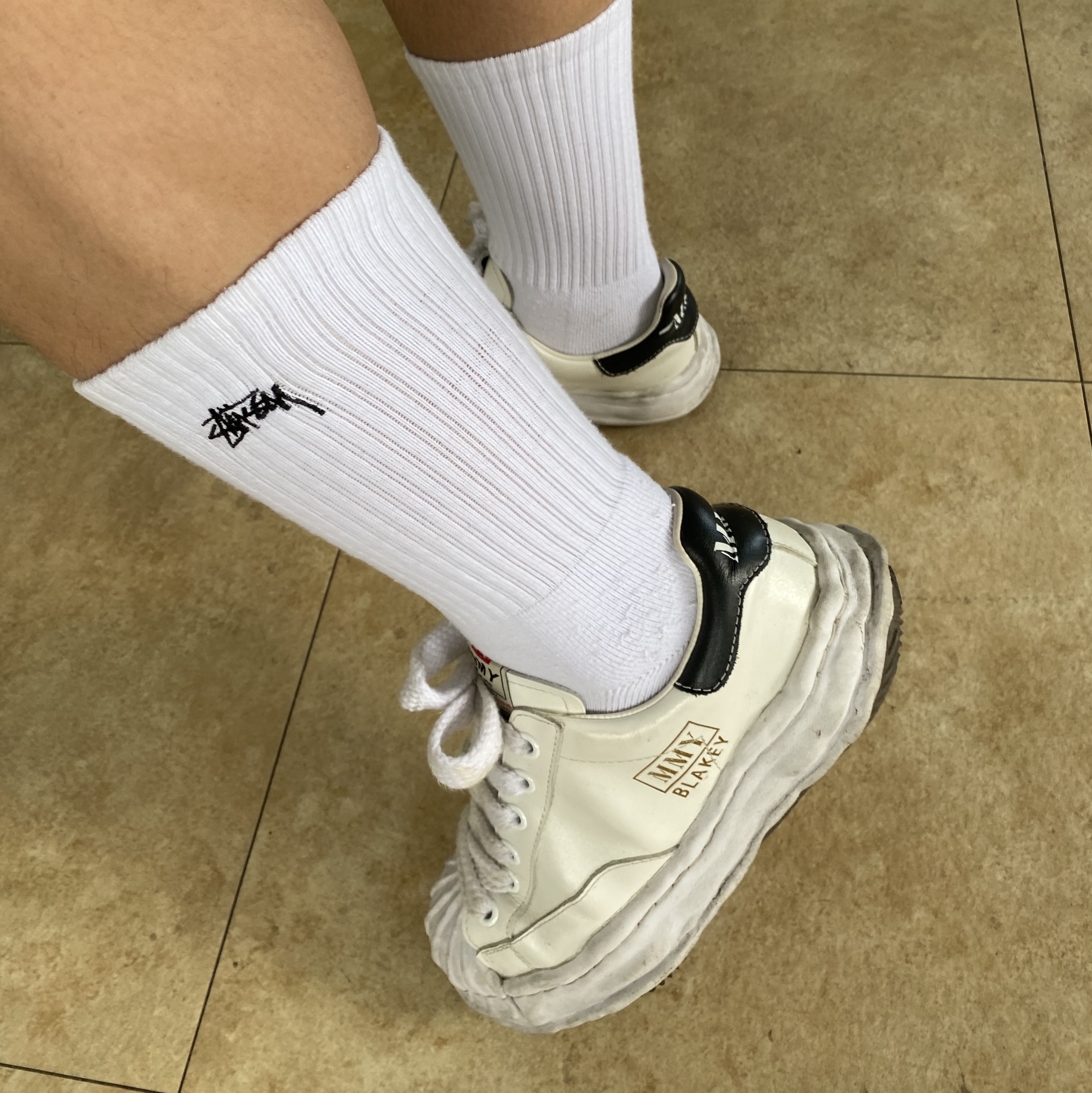 Stussy Small Stock Crew Socks White (3 Pack), Maison Mihara Yasuhiro Blakey OG Sole Leather Low-top Sneakers White 착용 스타일
