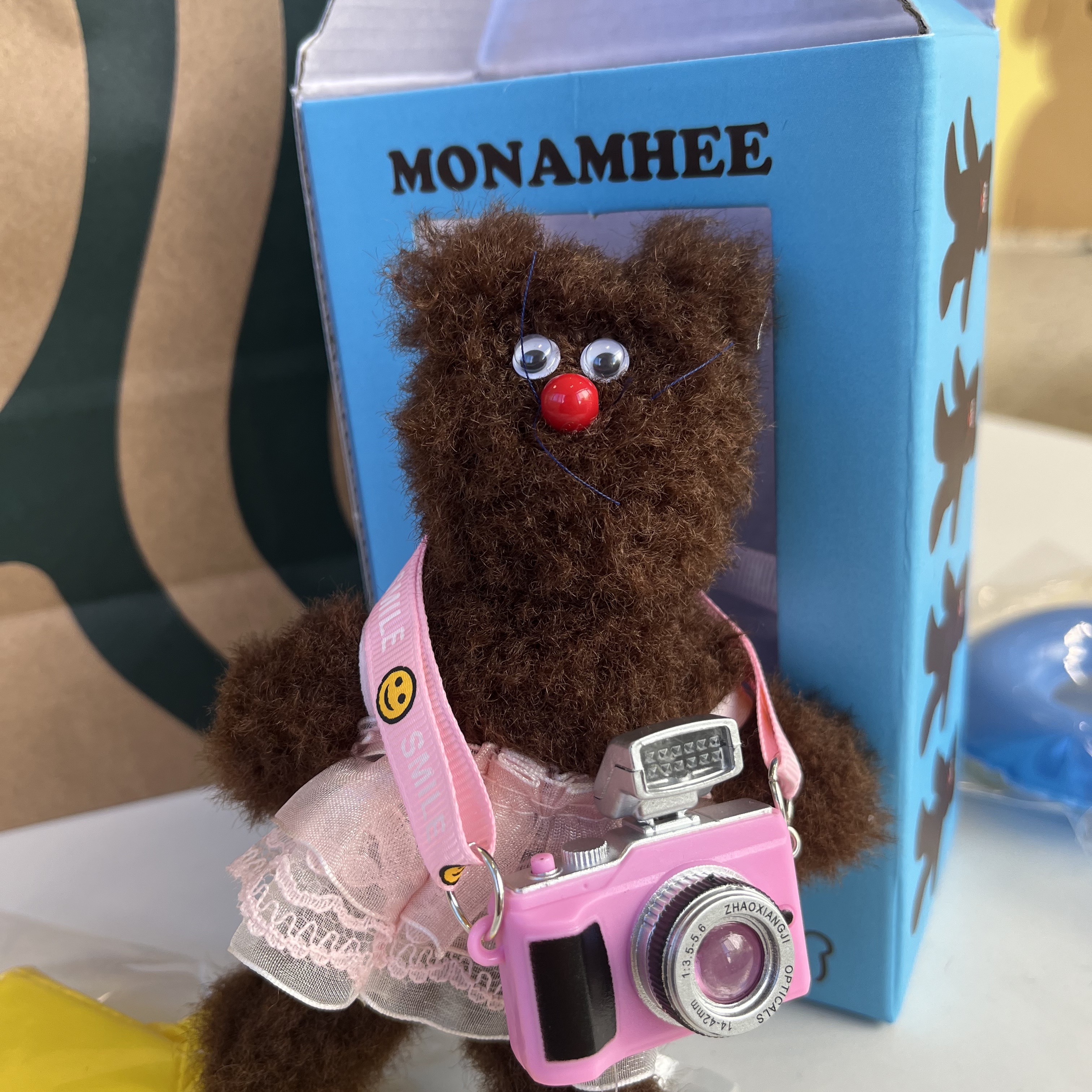 Monamhee Bred Keyring with Pink Pants Brown, Monamhee Beulpingi Keyring with White Pants Black 착용 스타일 - 3