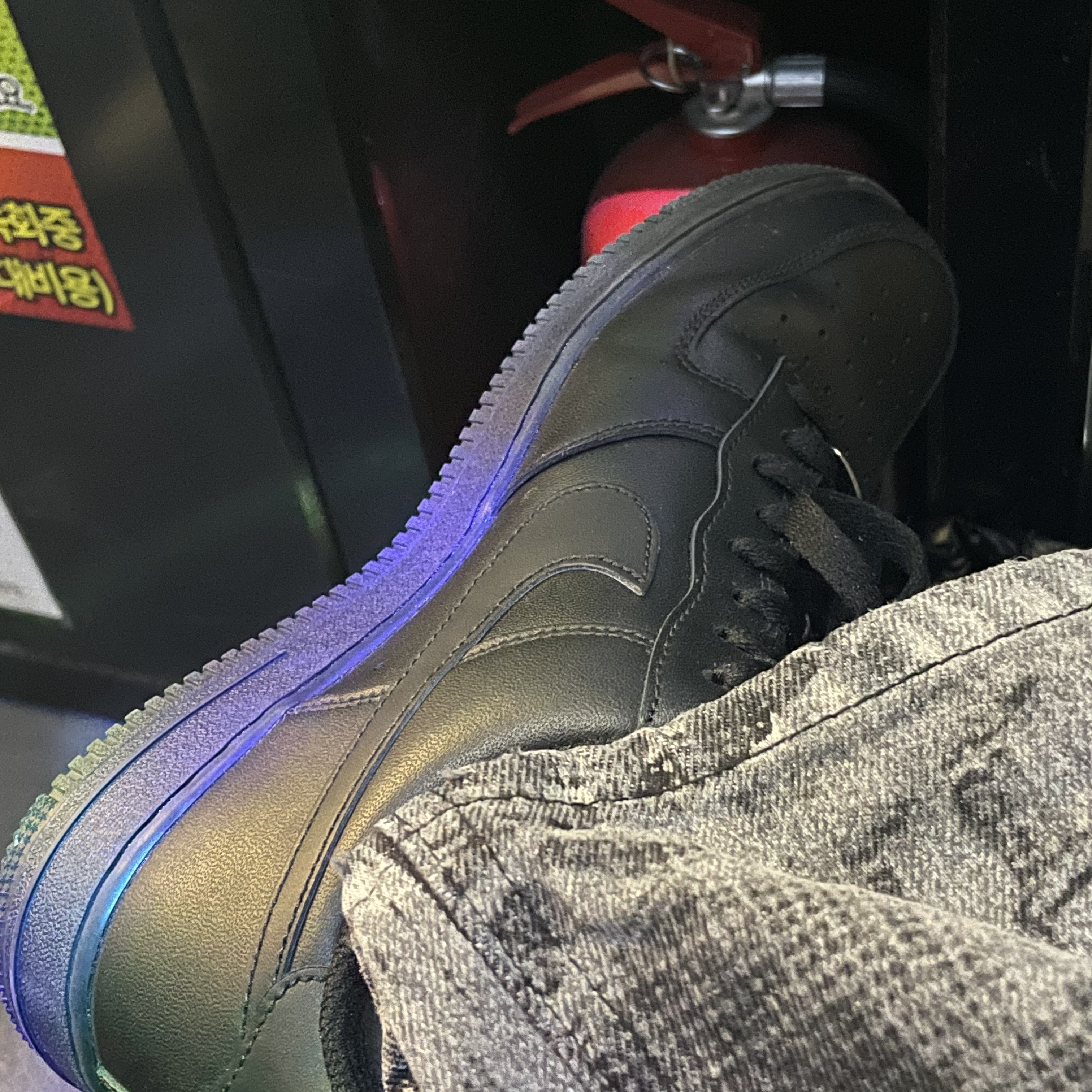 Nike Air Force 1 '07 Low Triple Black 착용 스타일