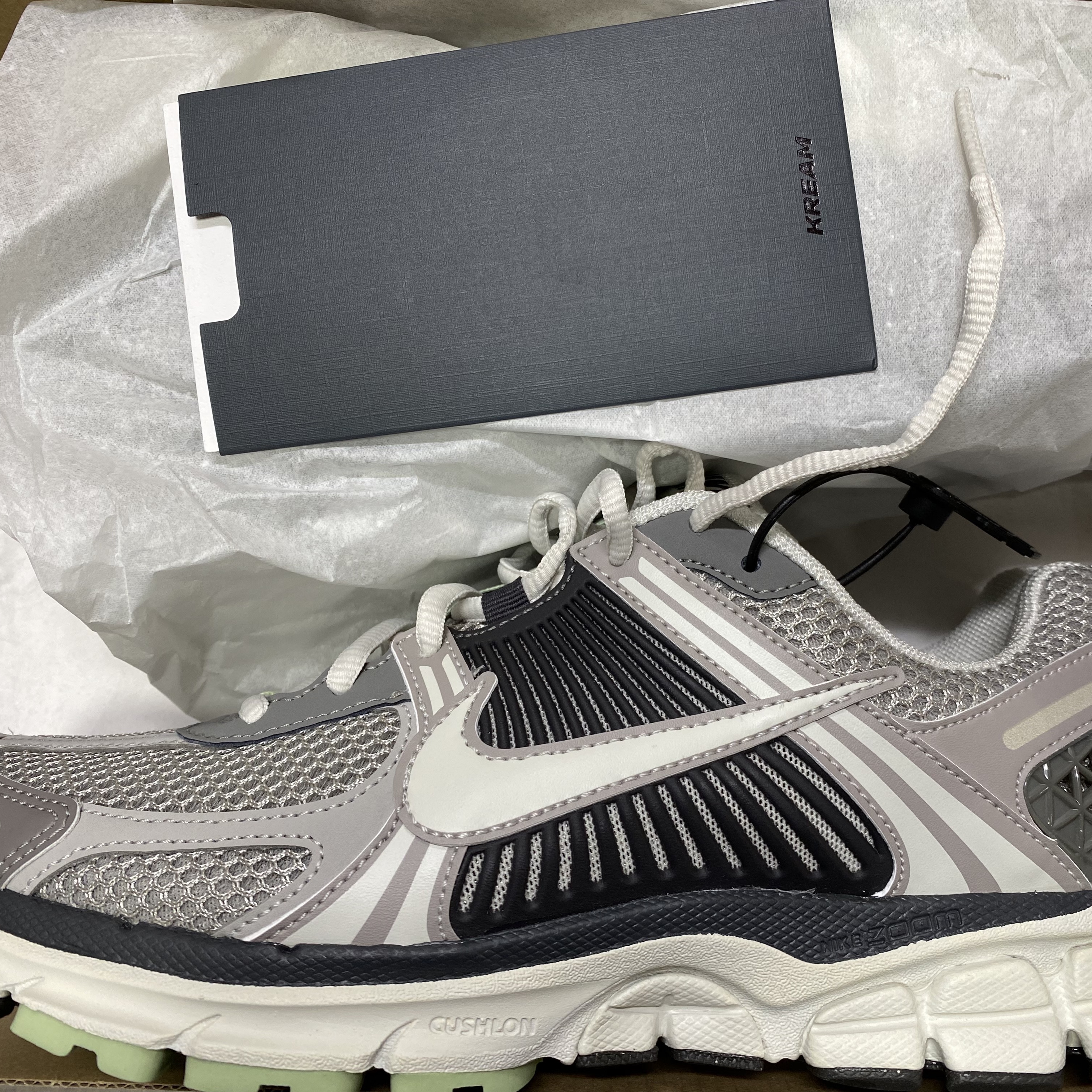 (W) Nike Zoom Vomero 5 Cobblestone and Flat Pewter 착용 스타일 - 2