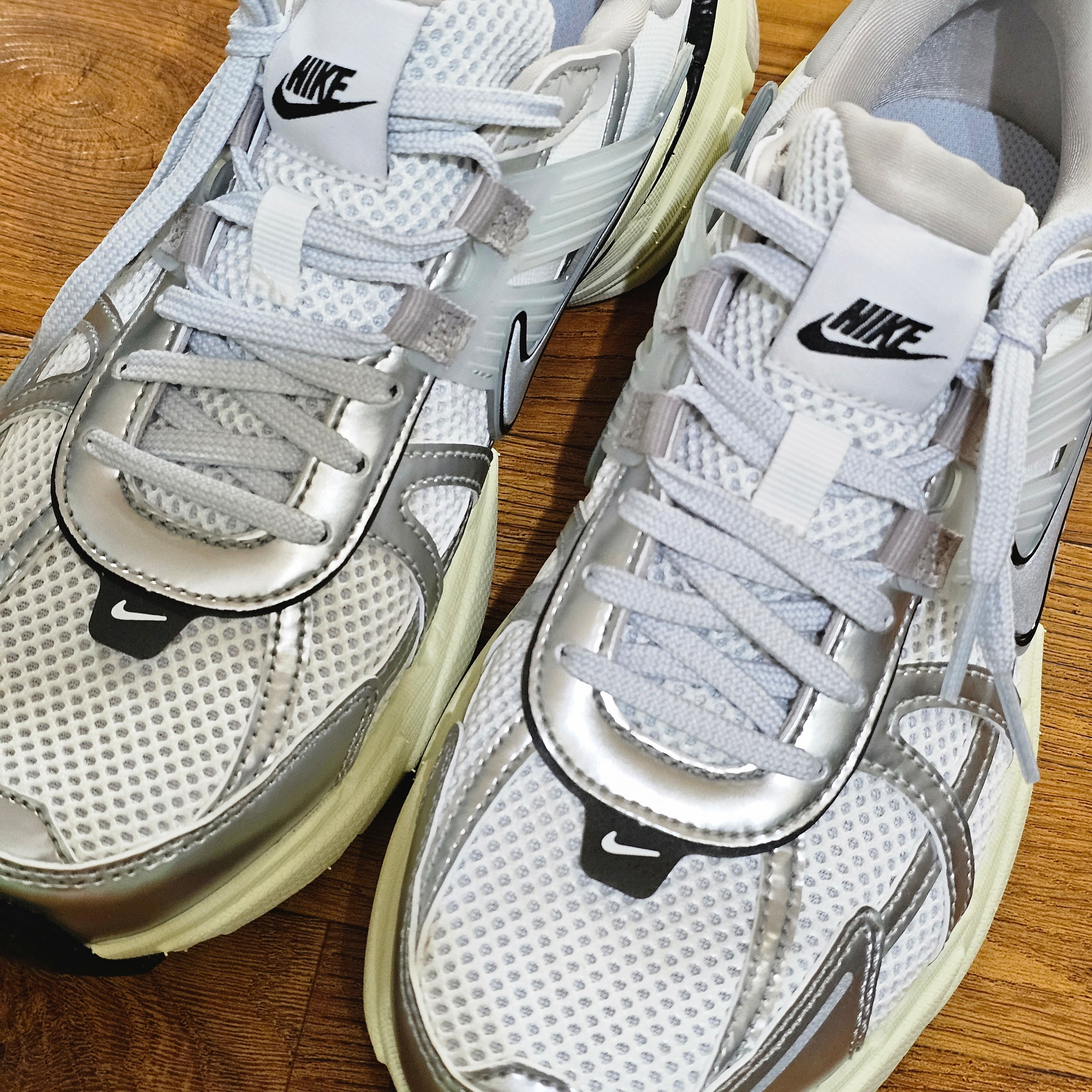 Nike V2K Run Summit White Metallic Silver 착용 스타일