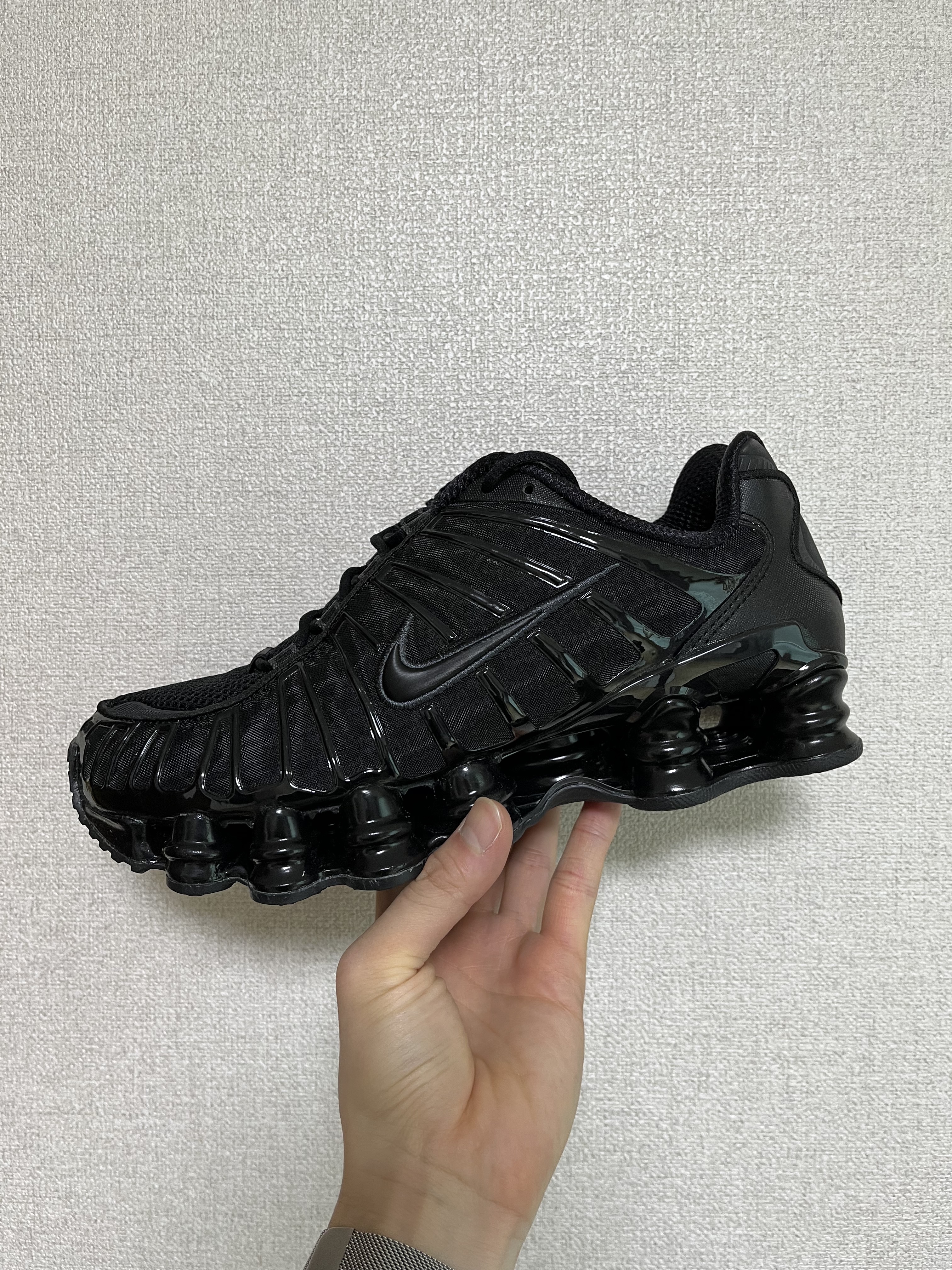 (W) Nike Shox TL Black and Max Orange 착용 스타일