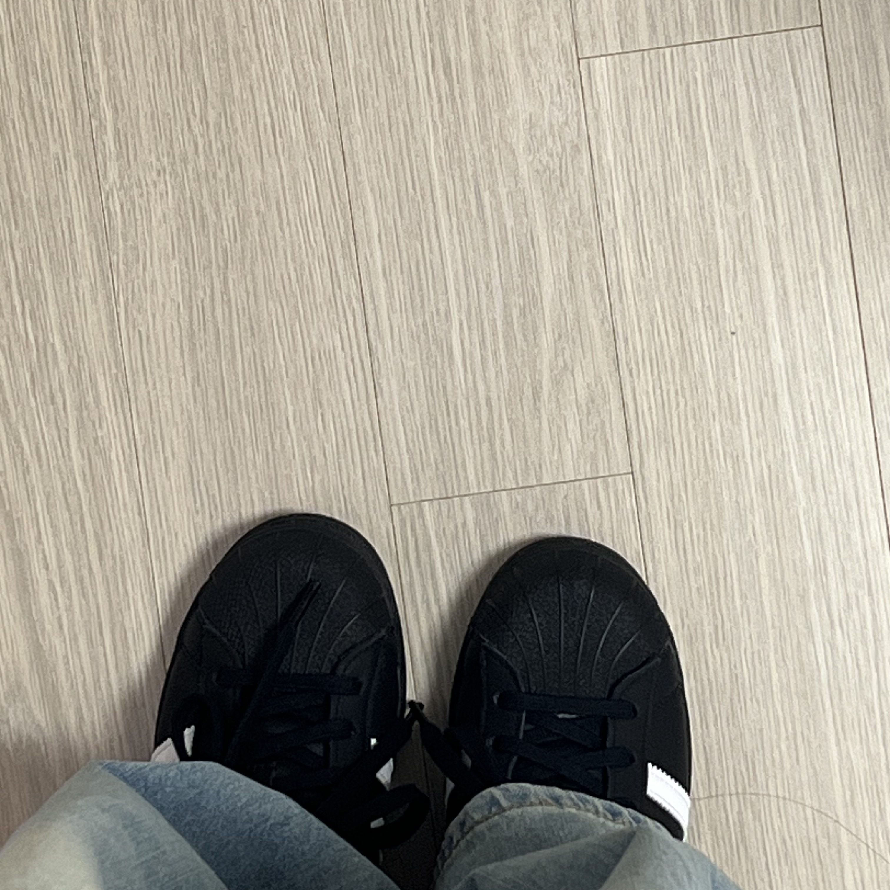 Adidas Superstar Core Black White 착용 스타일