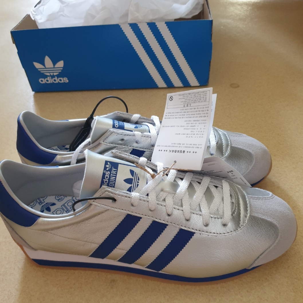 Adidas Country OG Matte Silver Bright Blue 착용 스타일