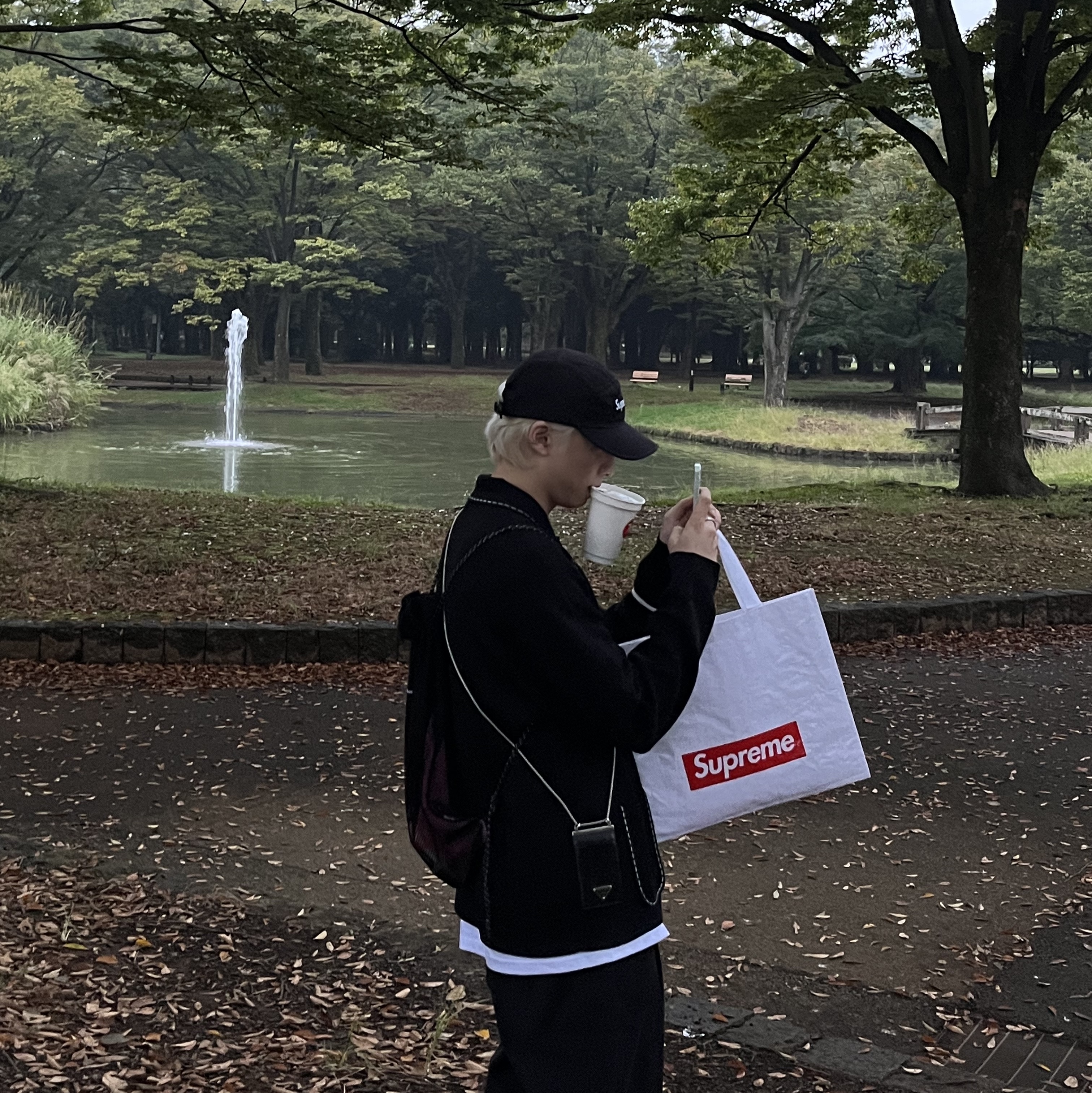 Supreme Contrast Stitch Button Up Sweater Black - 22FW, Supreme Washed Chino Twill Camp Cap Black 착용 스타일 - 2