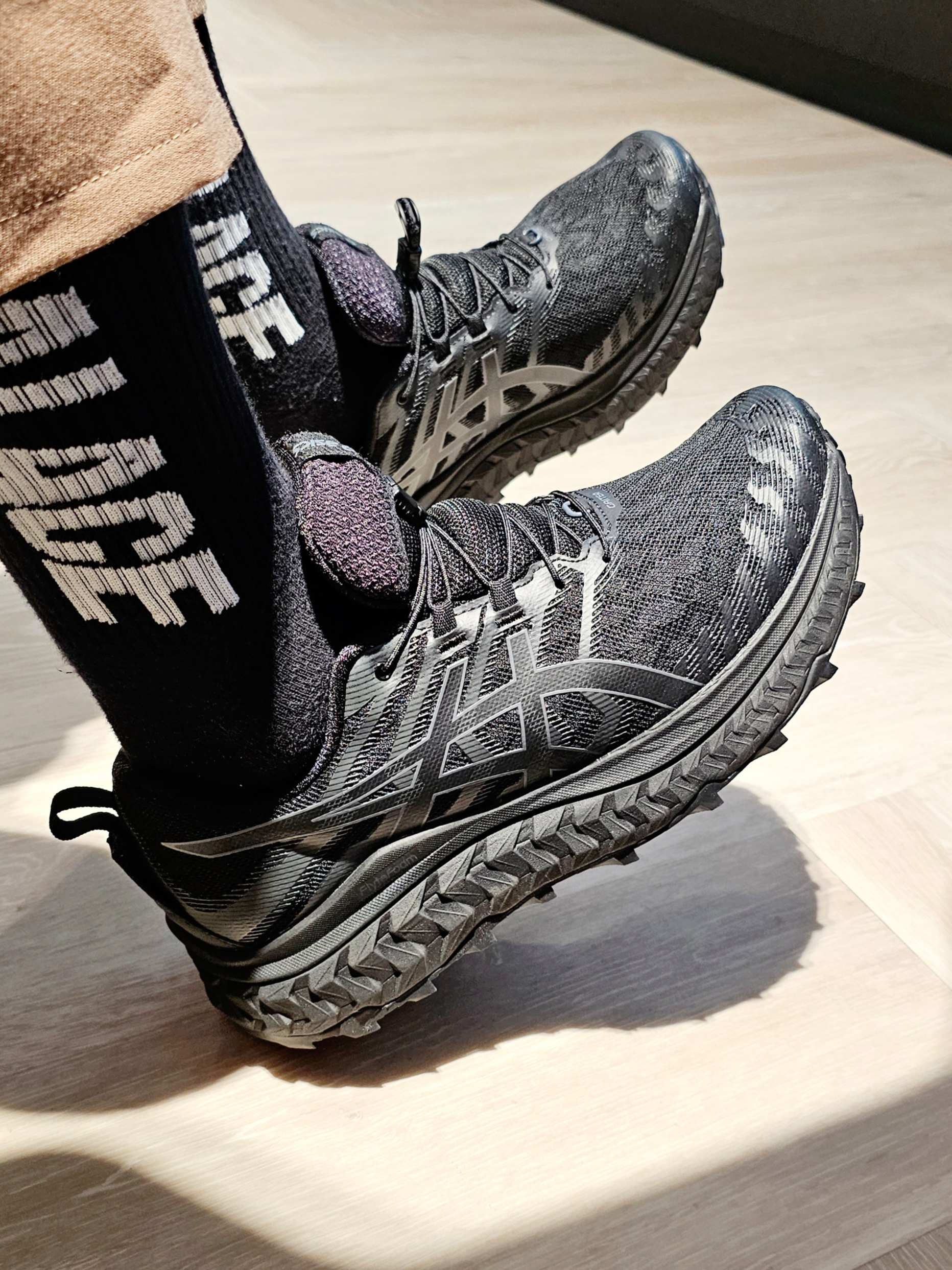 Asics Trabuco Max Black 착용 스타일 - 1
