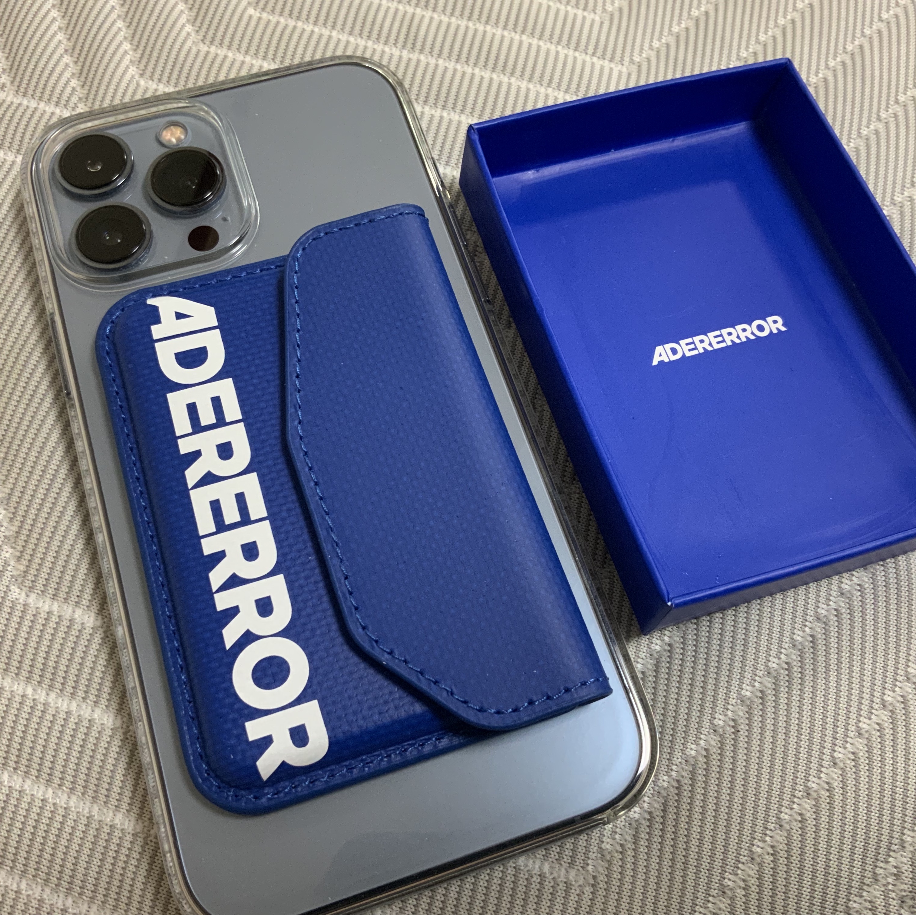 Ader Error Standic Magsafe Wallet Z-Blue 착용 스타일 - 2