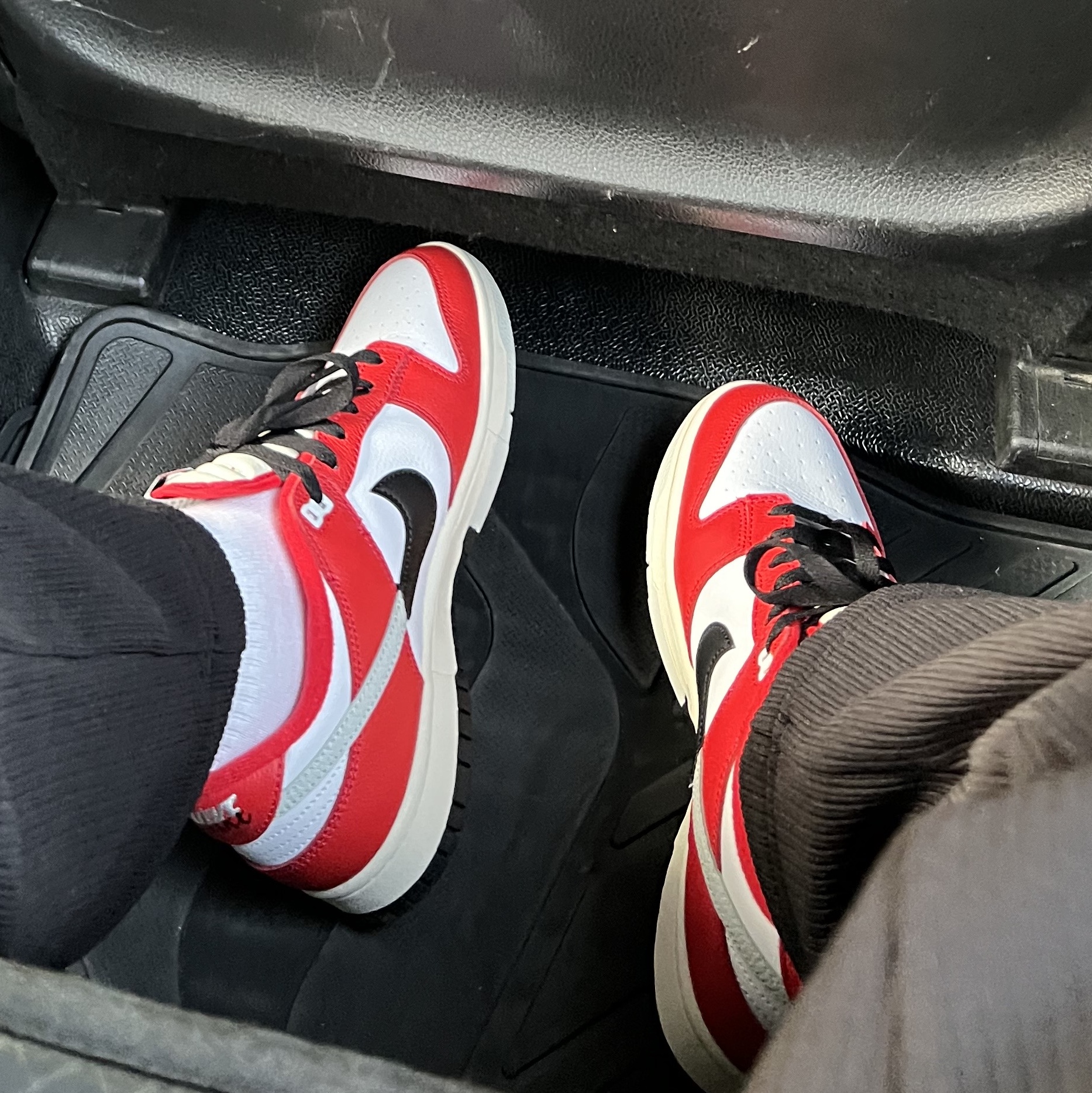 Nike Dunk Low Retro PRM University Red Black 착용 스타일 - 2