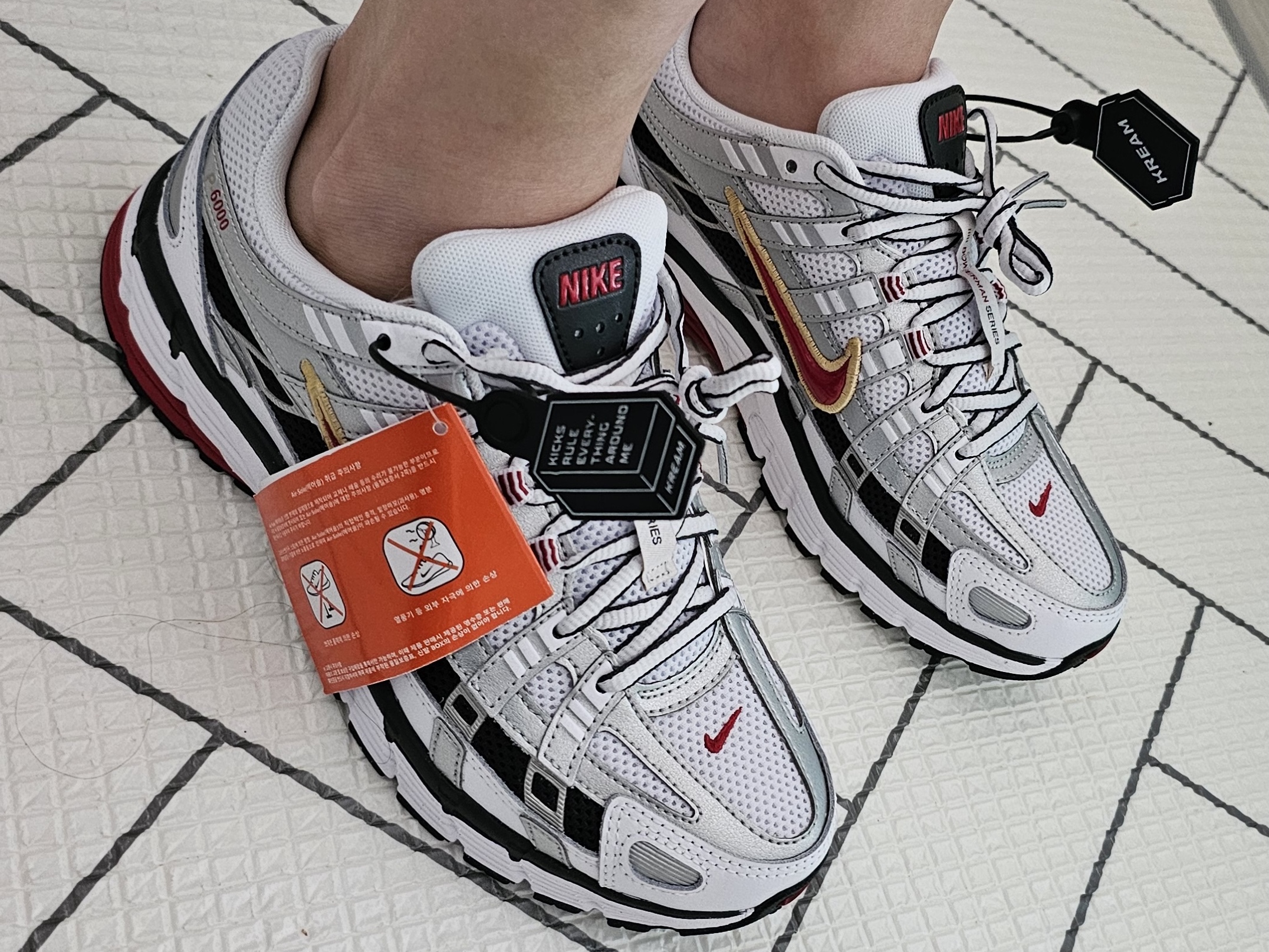 (W) Nike P-6000 Metallic Silver Red 착용 스타일