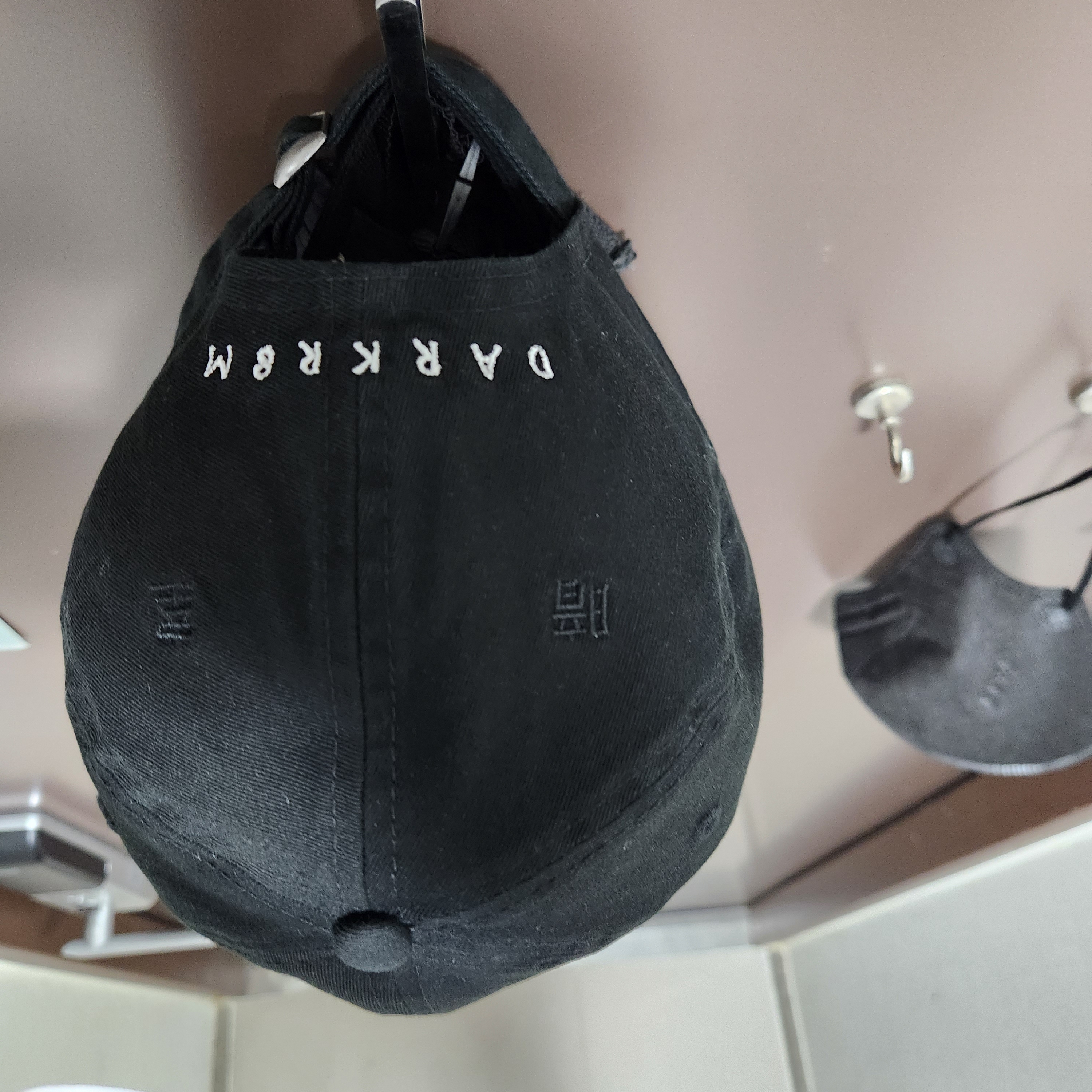 Darkr8m Studio x New Era Unstructured Ball Cap Black 착용 스타일 - 3
