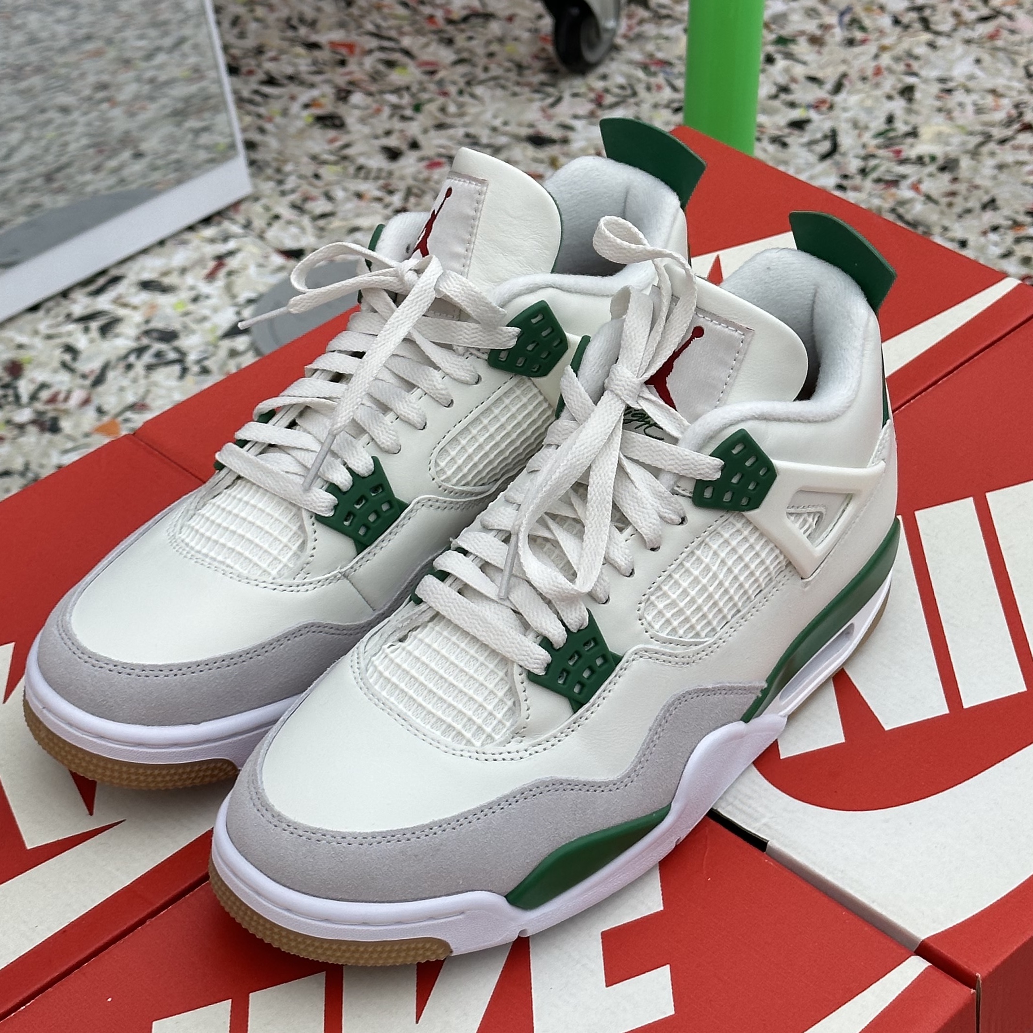 Jordan 4 x Nike SB Retro SP Pine Green 착용 스타일