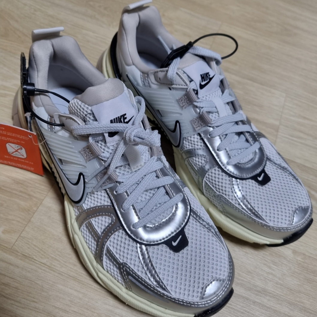 Nike V2K Run Summit White Metallic Silver 착용 스타일 - 3