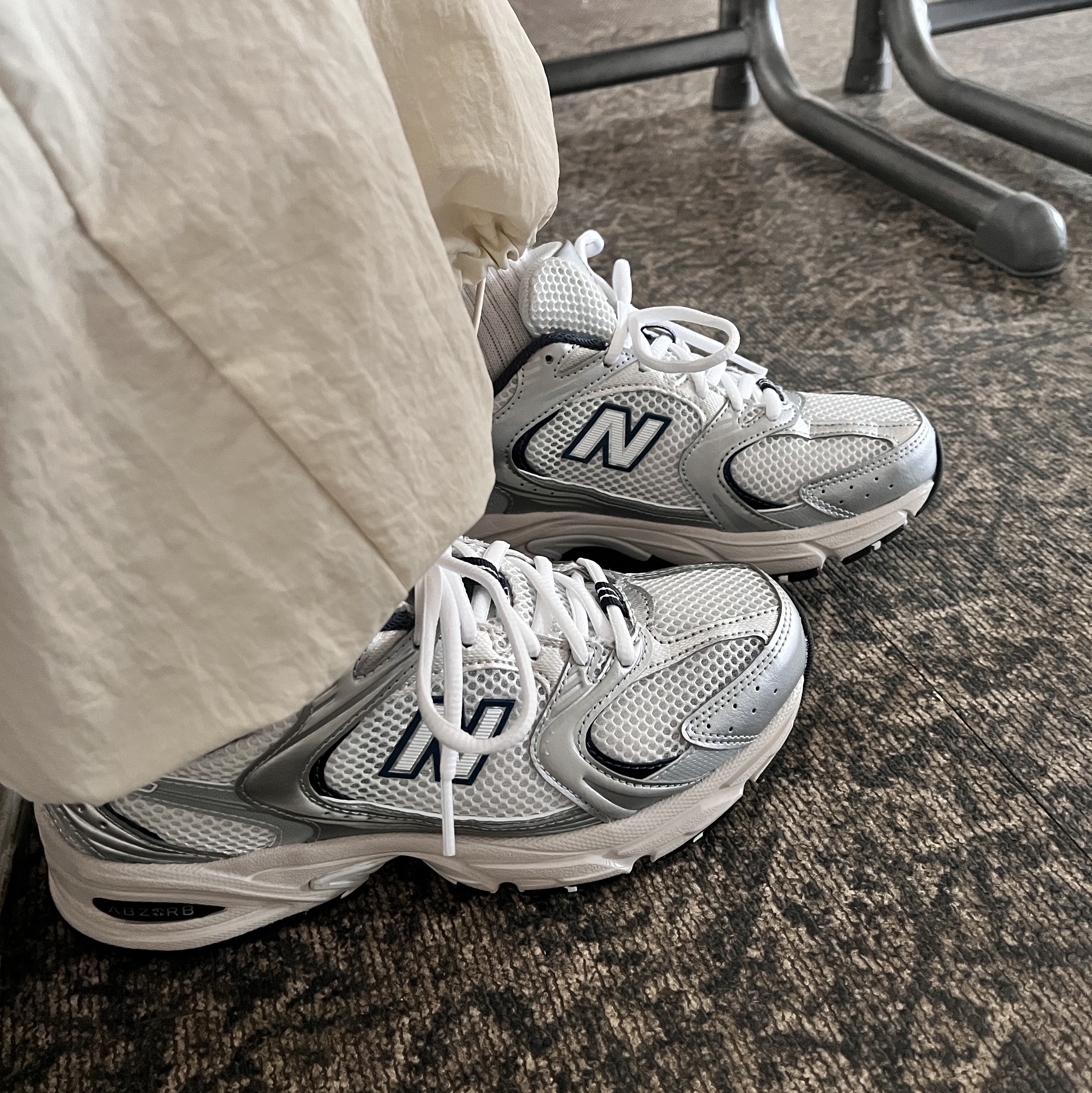 New Balance 530 Steel Grey 착용 스타일 - 1