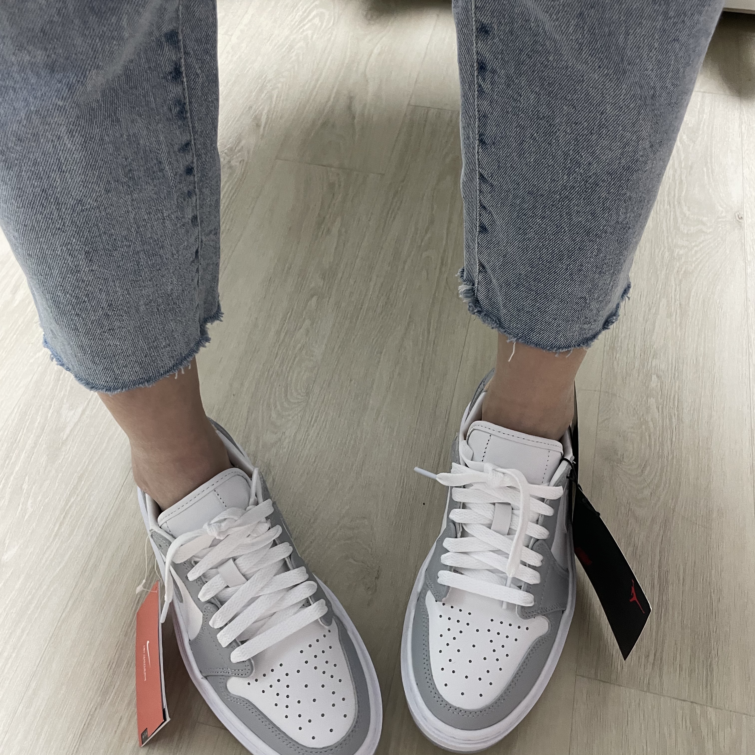 (W) Jordan 1 Elevate Low White and Wolf Grey 착용 스타일 - 1