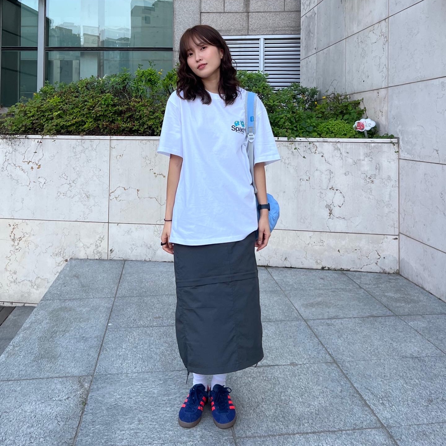 Adidas City Series Munchen Dark Blue Solar Red 착용 스타일 - 2