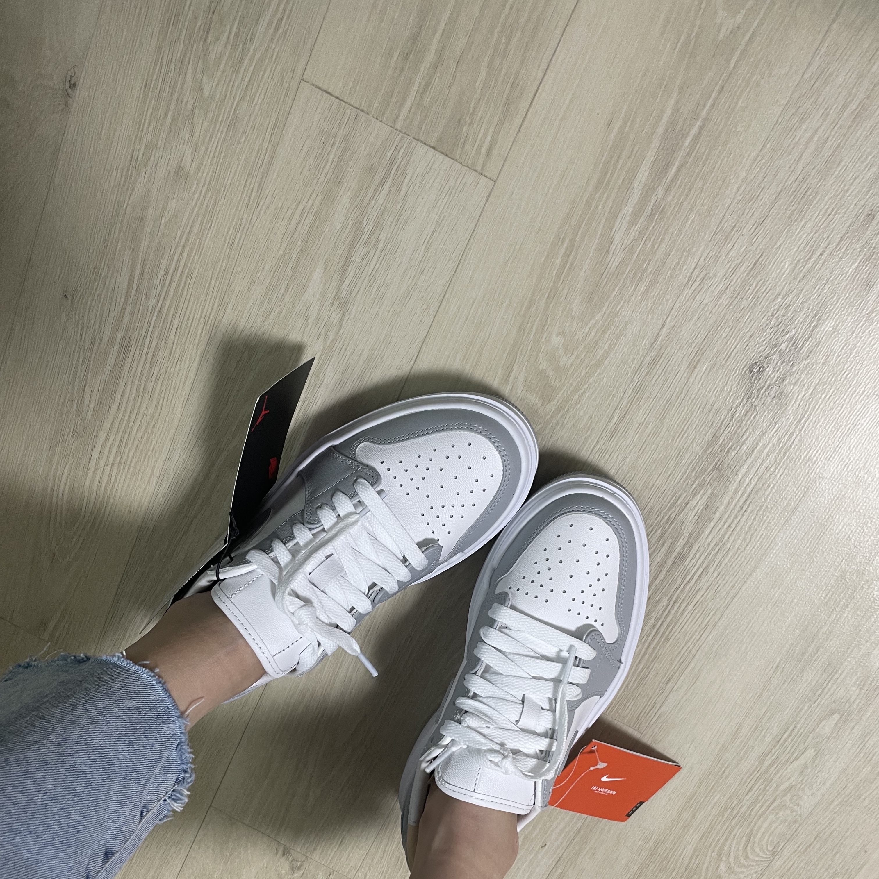 (W) Jordan 1 Elevate Low White and Wolf Grey 착용 스타일 - 2