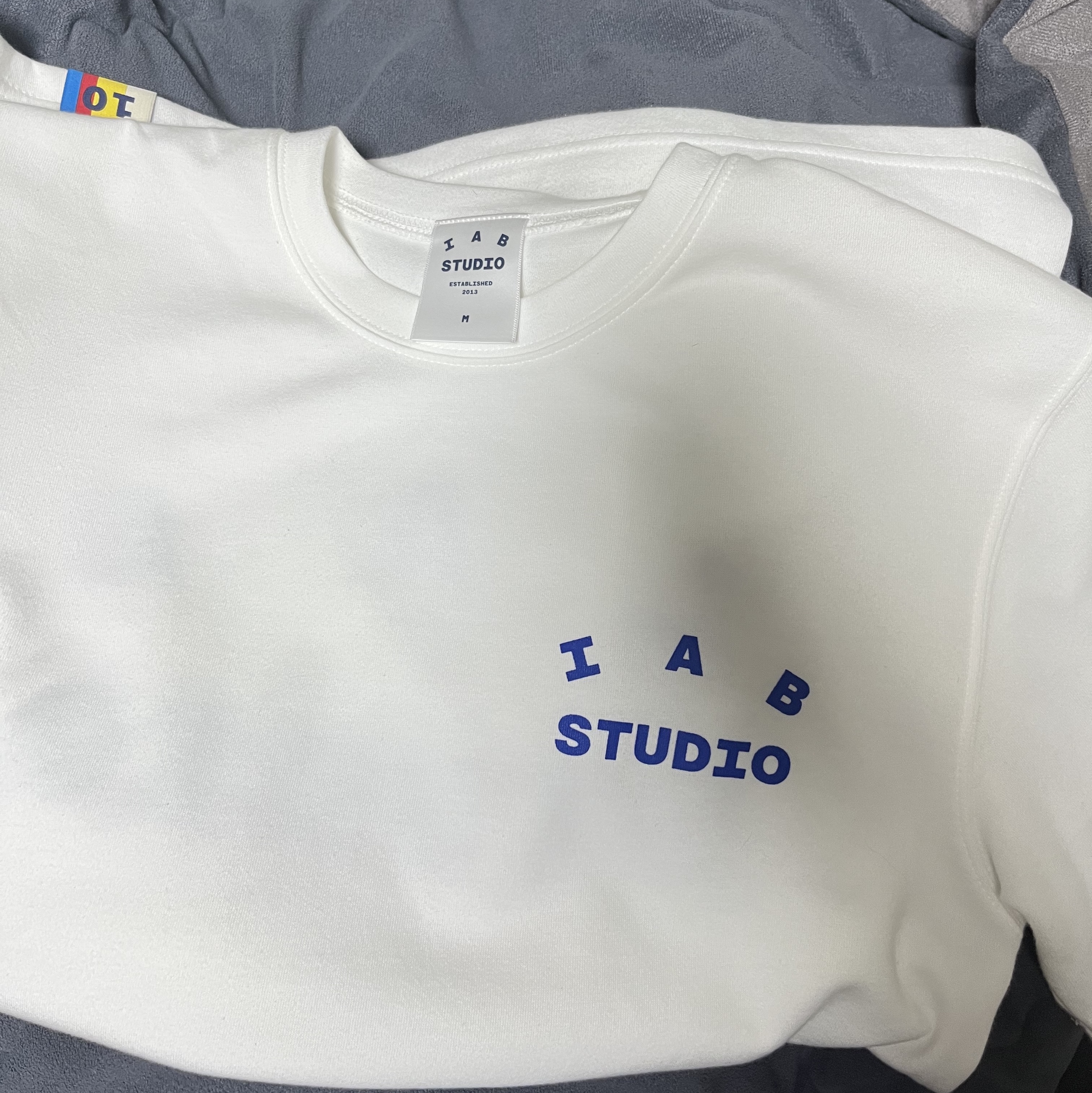 IAB Studio 10th Anniversary T-Shirt White 착용 스타일 - 1
