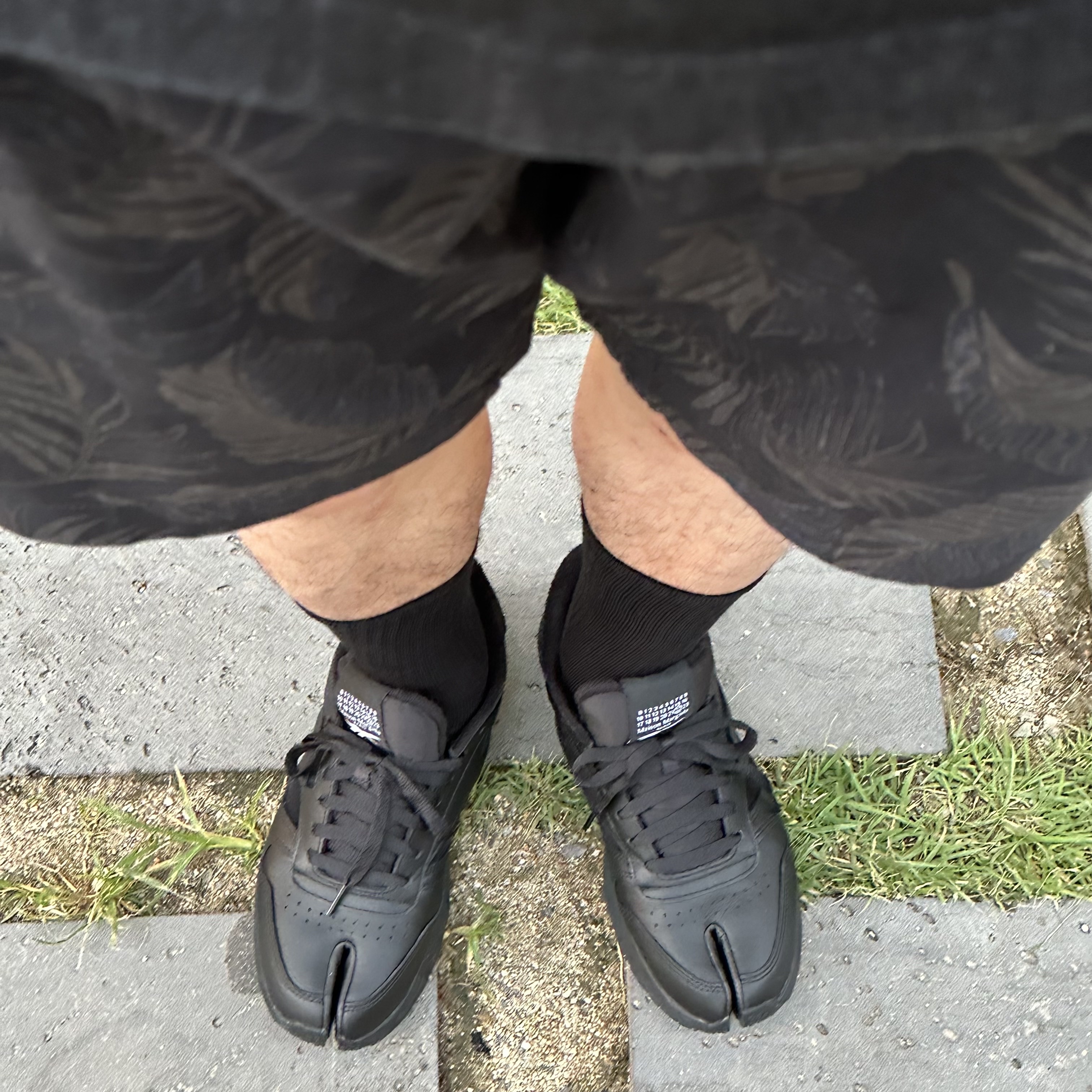 Reebok x Maison Margiela Classic Leather Decortique Tabi Shoes Black 착용 스타일 - 2