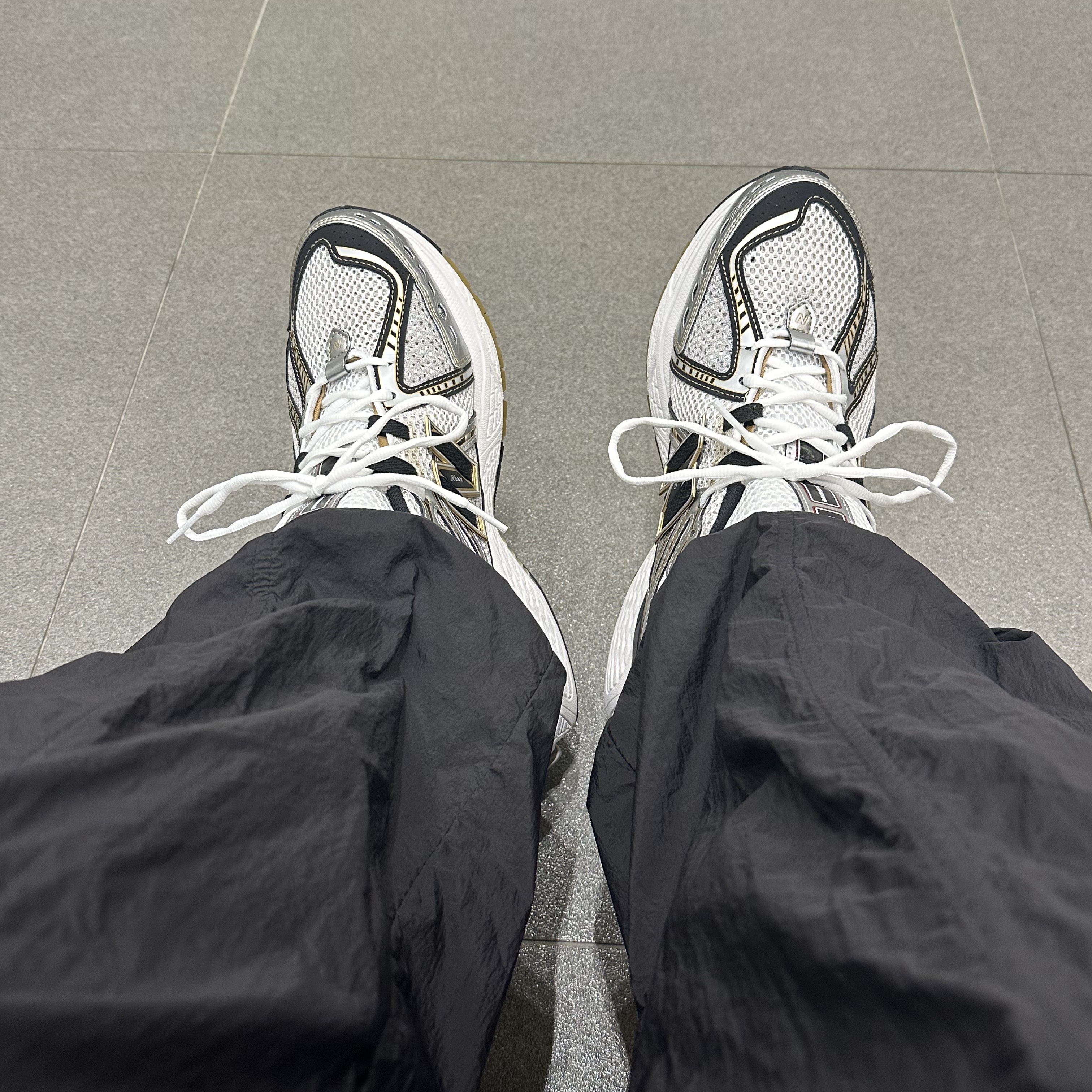 New Balance 1906R White Gold 착용 스타일