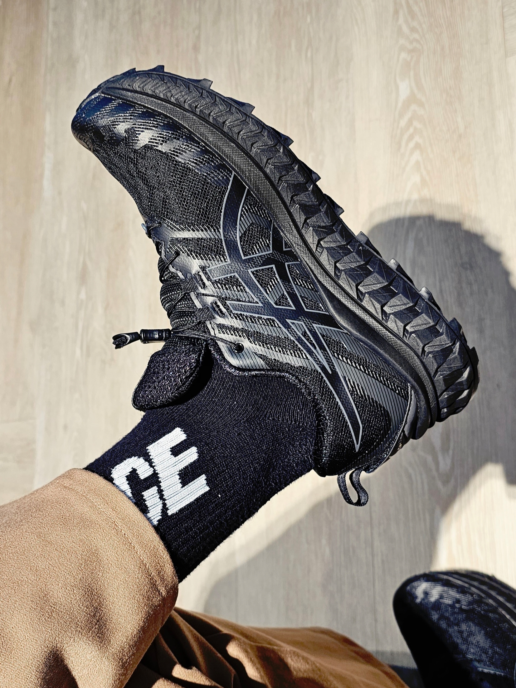 Asics Trabuco Max Black 착용 스타일 - 4