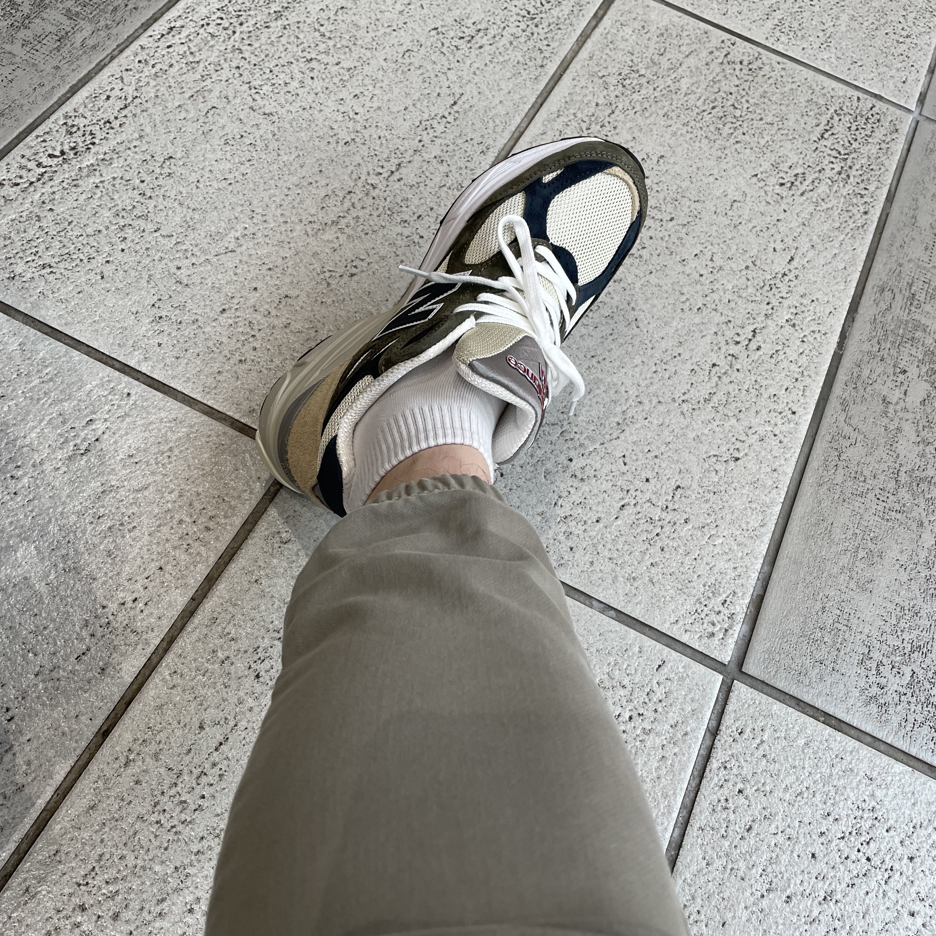 New Balance 990v3 Made in USA Olive 착용 스타일
