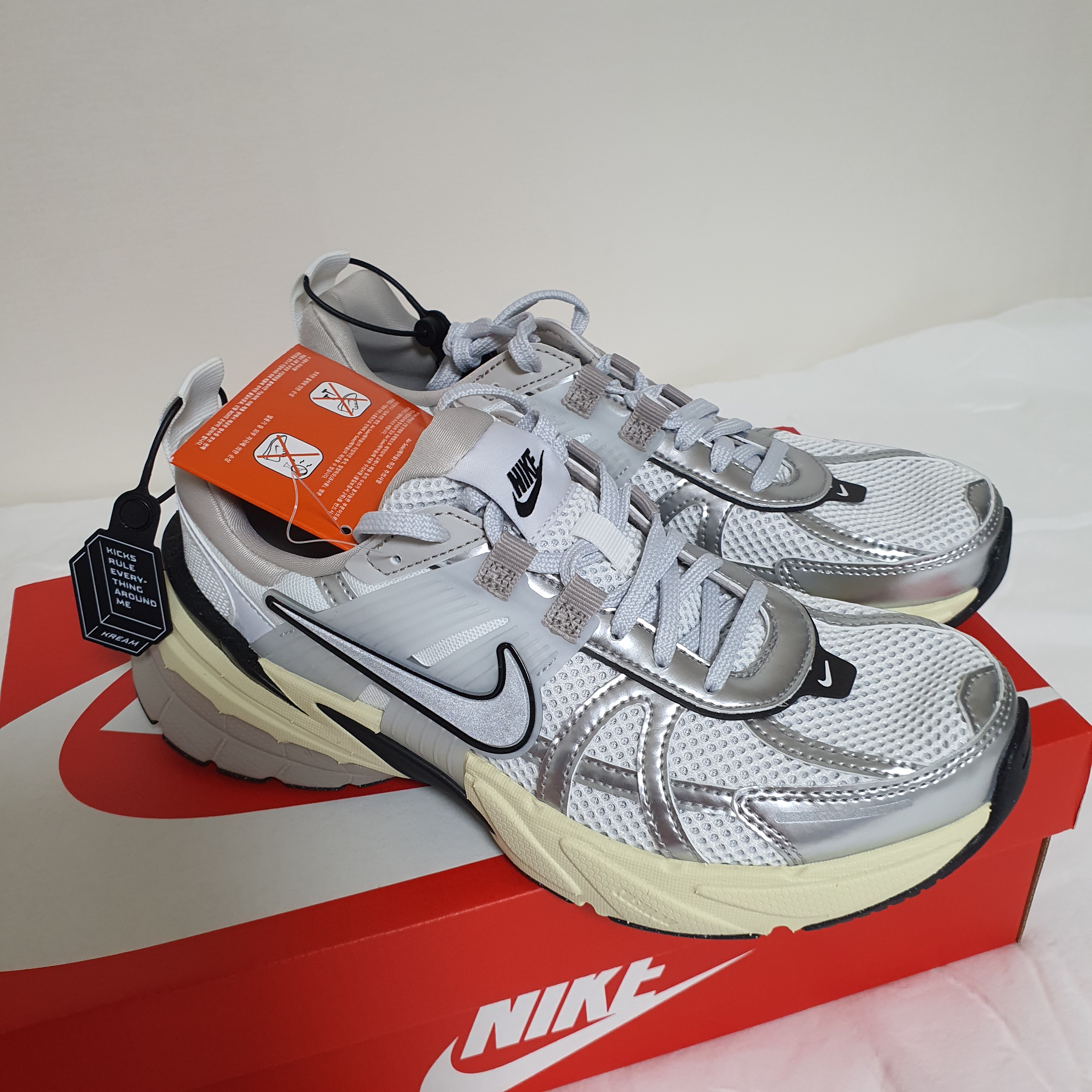 Nike V2K Run Summit White Metallic Silver 착용 스타일