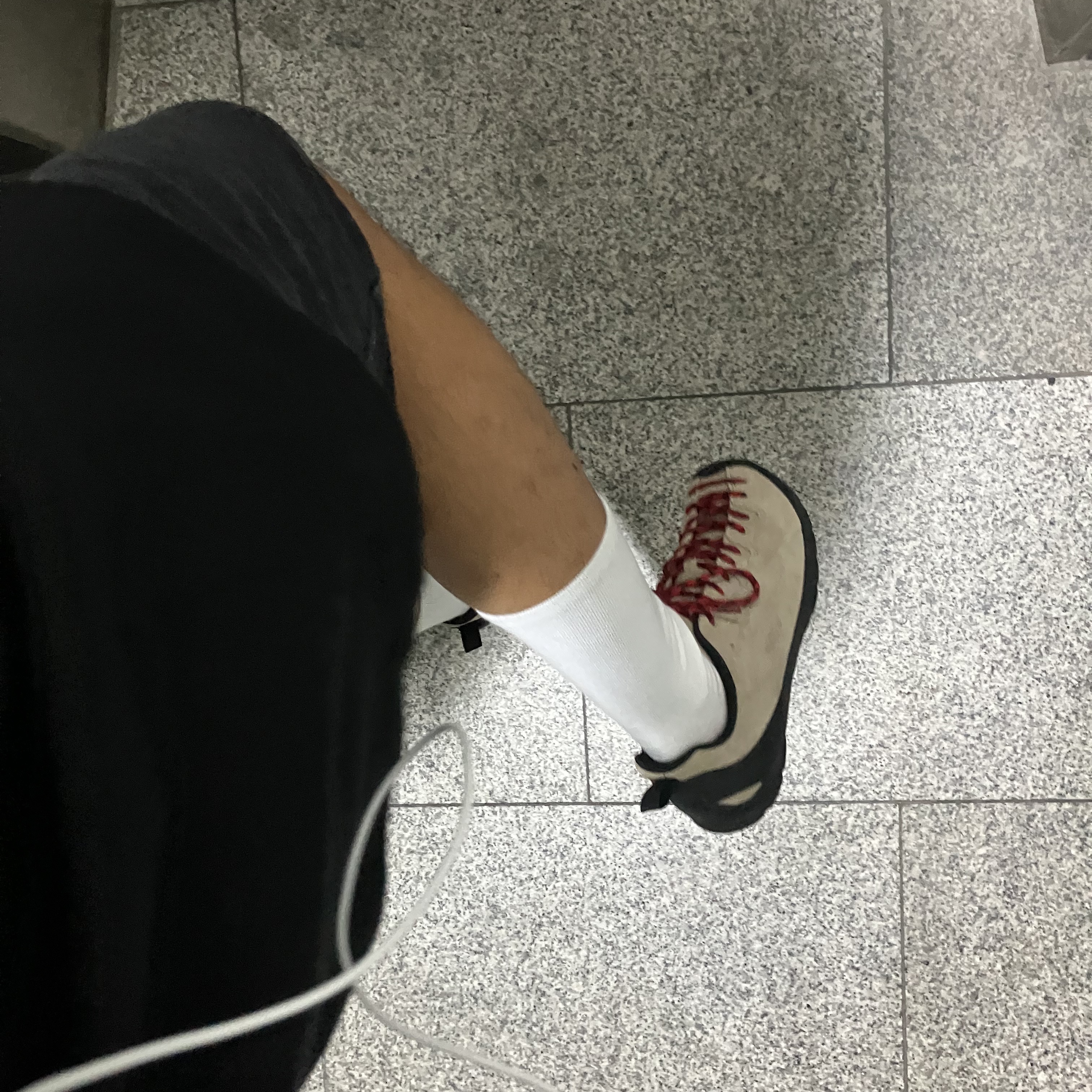 Keen Jasper Suede Sneakers Silver Mink 착용 스타일 - 2